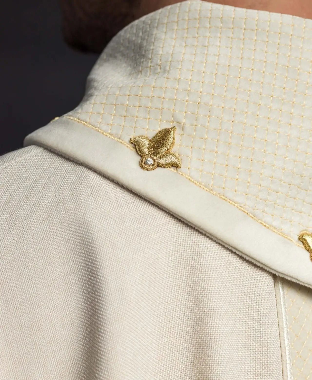 Chasuble brodée sur velours avec symbole Croix Écru