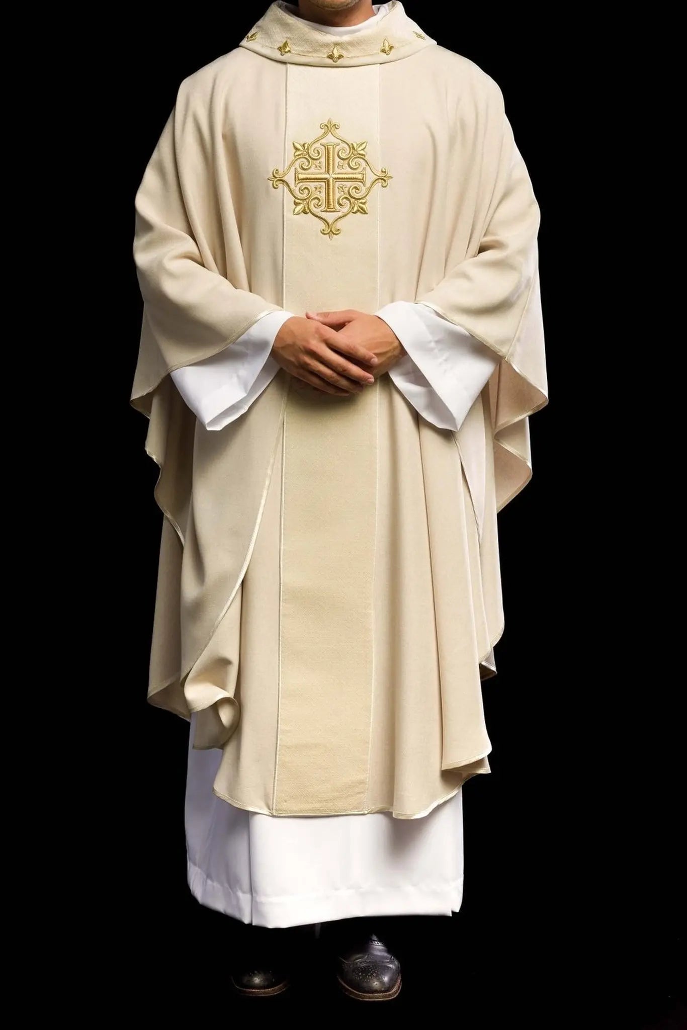 Chasuble brodée sur velours avec symbole Croix Écru