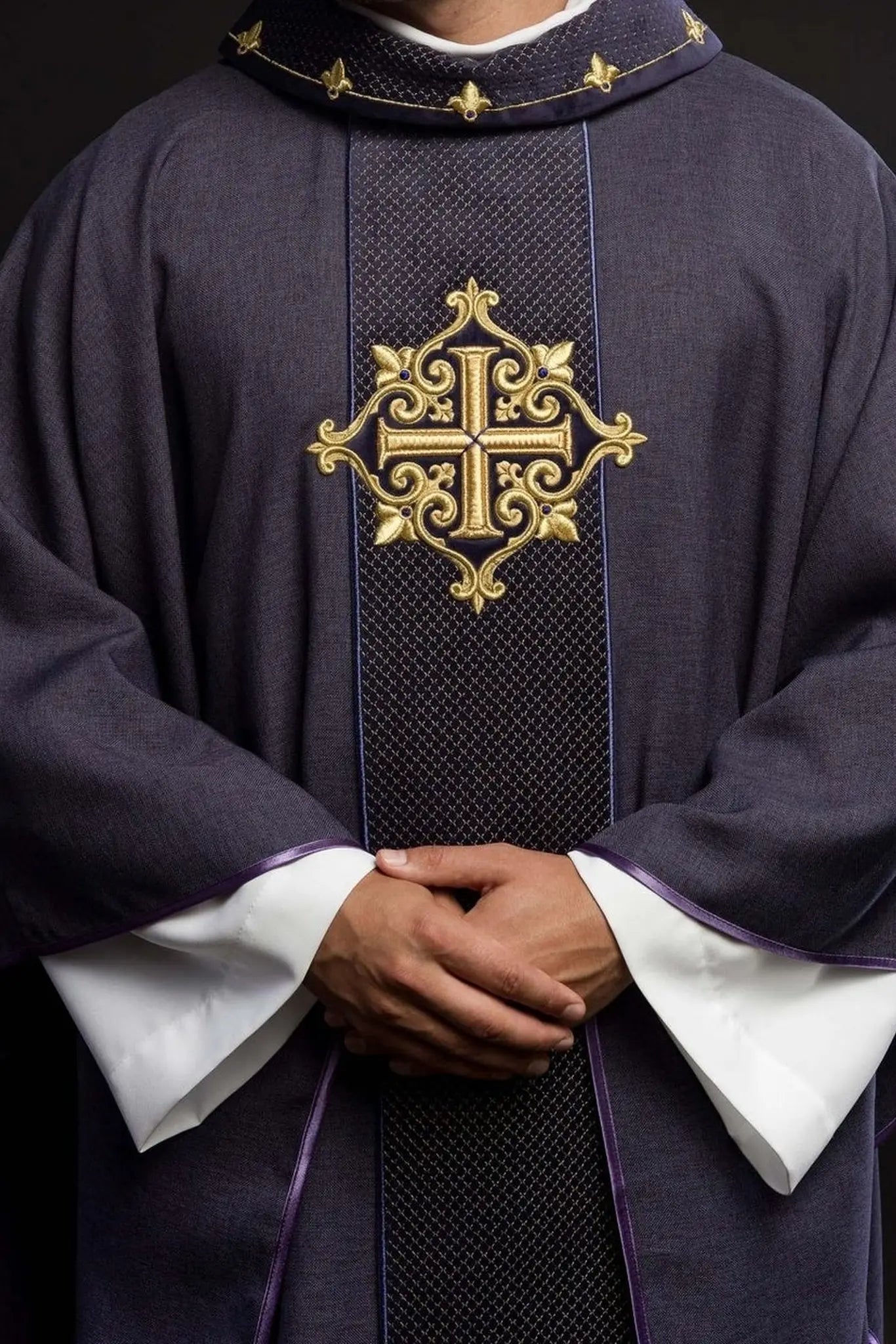 Chasuble brodée sur velours avec le symbole de la Croix Pourpre