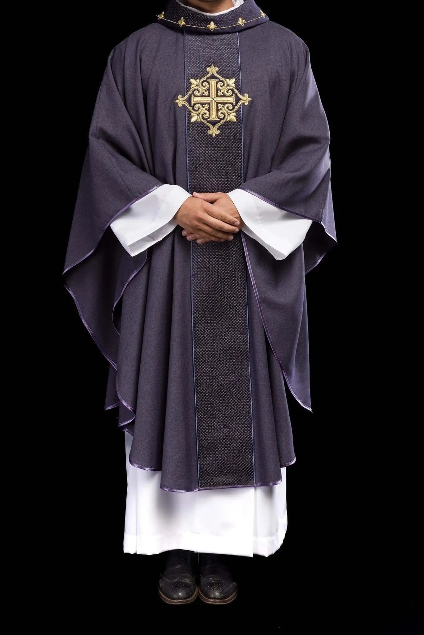 Chasuble brodée sur velours avec le symbole de la Croix Pourpre
