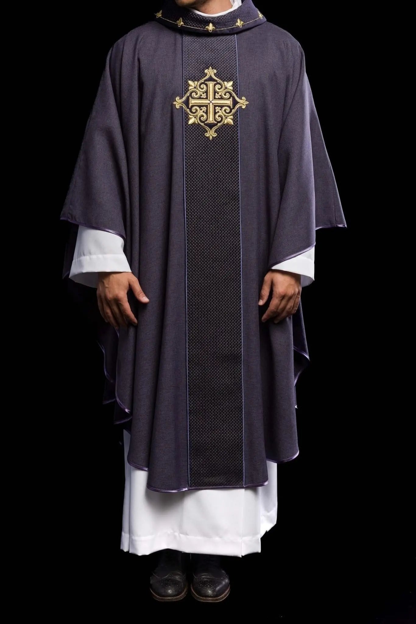 Chasuble brodée sur velours avec le symbole de la Croix Pourpre