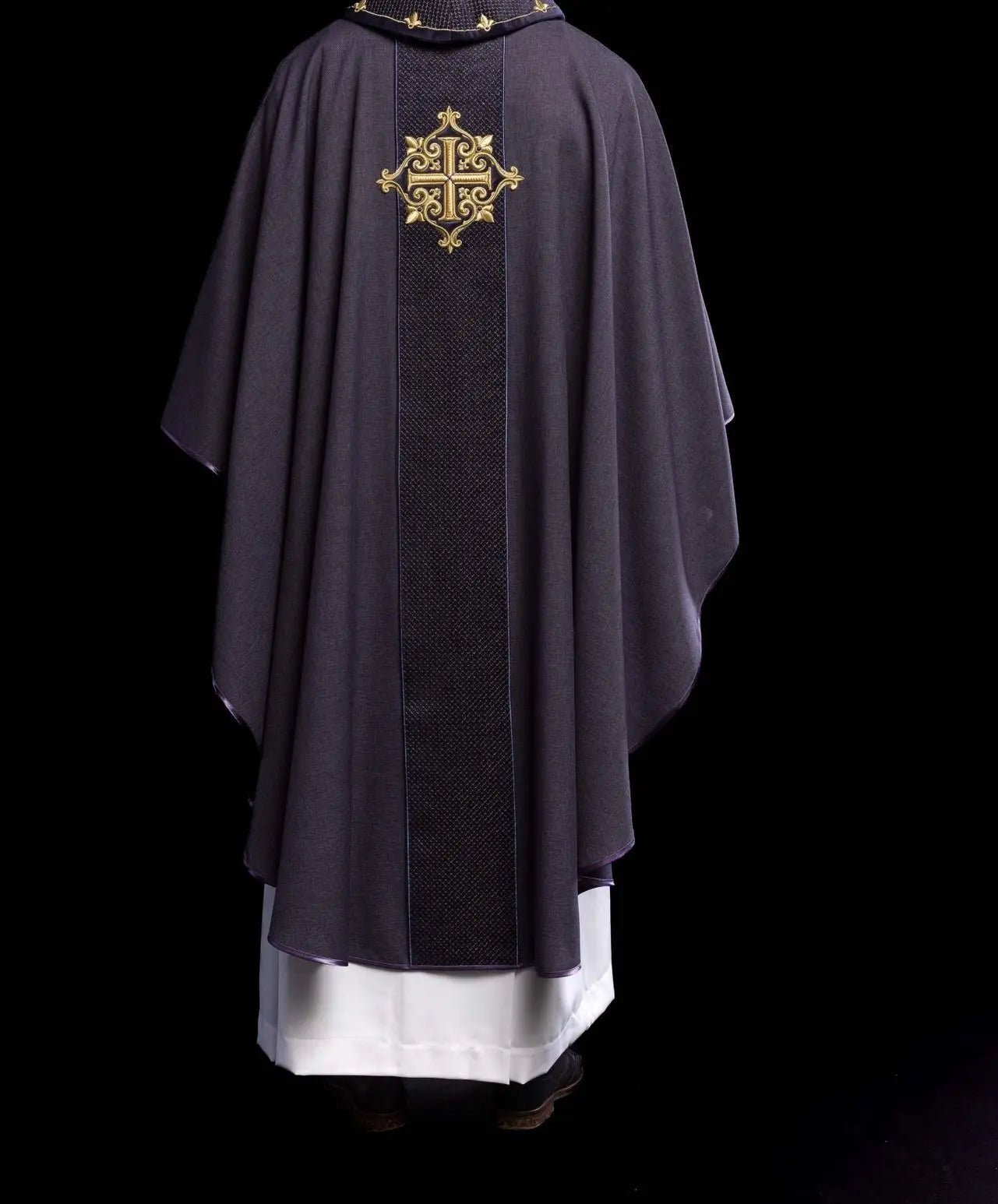 Chasuble brodée sur velours avec le symbole de la Croix Pourpre