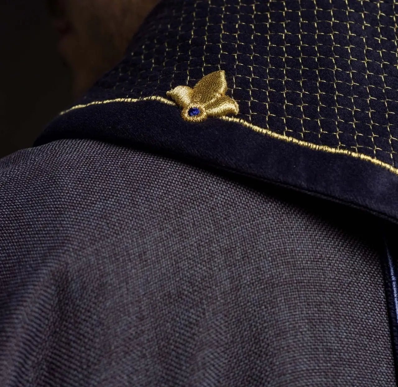 Chasuble brodée sur velours avec le symbole de la Croix Pourpre