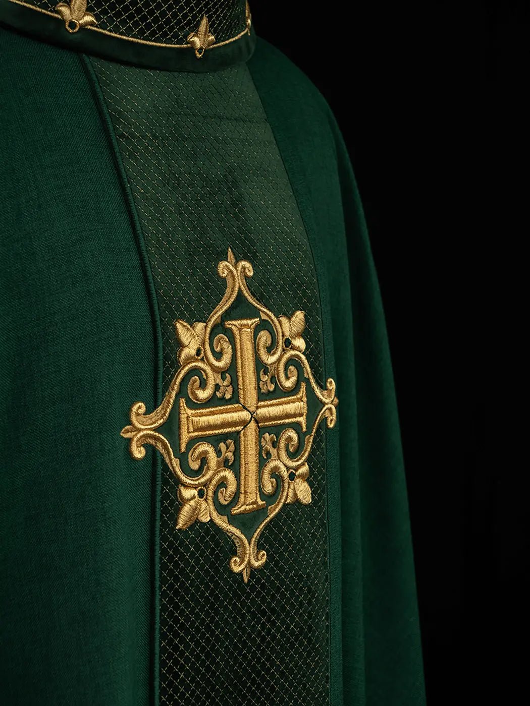 Chasuble brodée sur velours avec le symbole de la Croix Verte