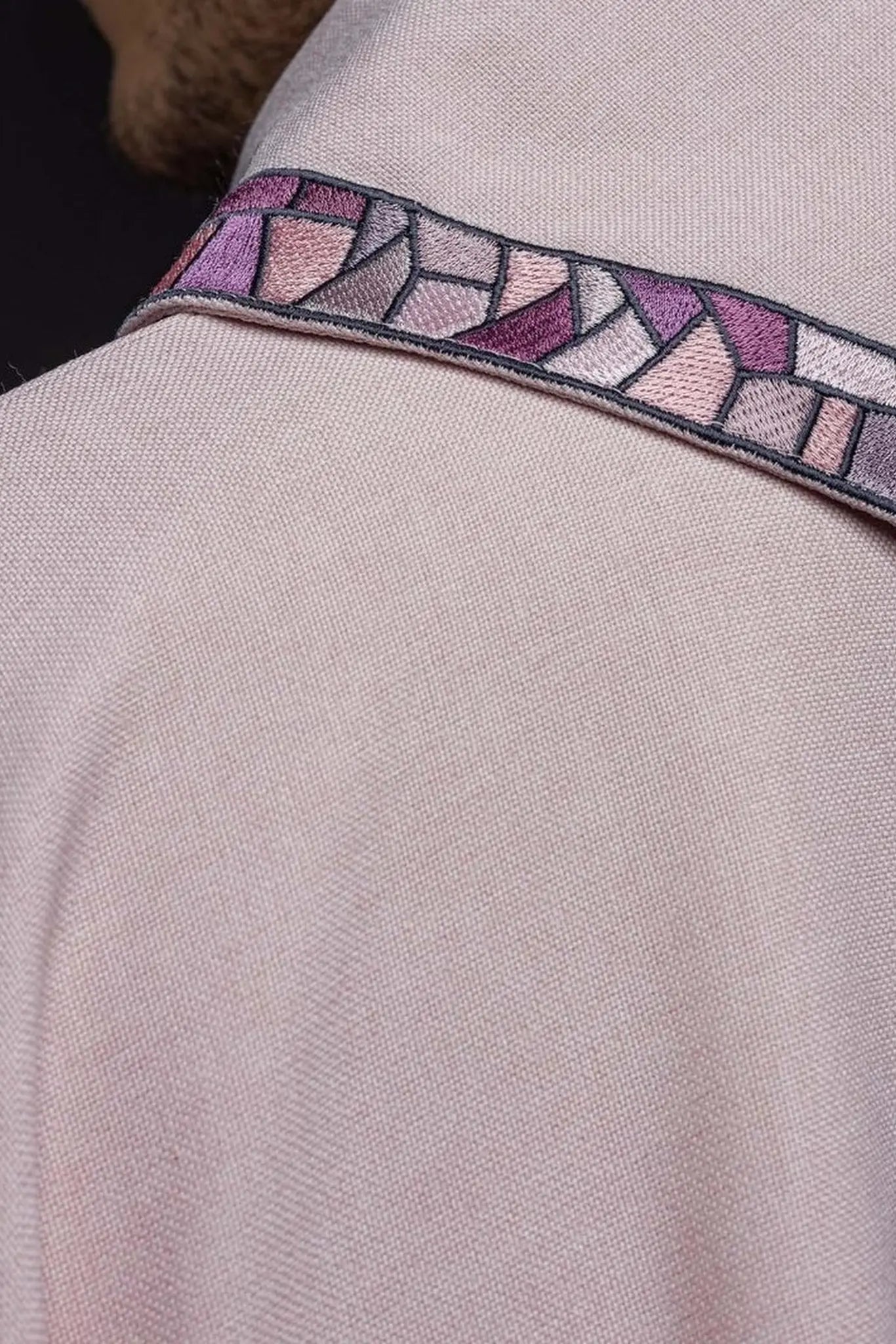 Chasuble brodée de la croix Rose