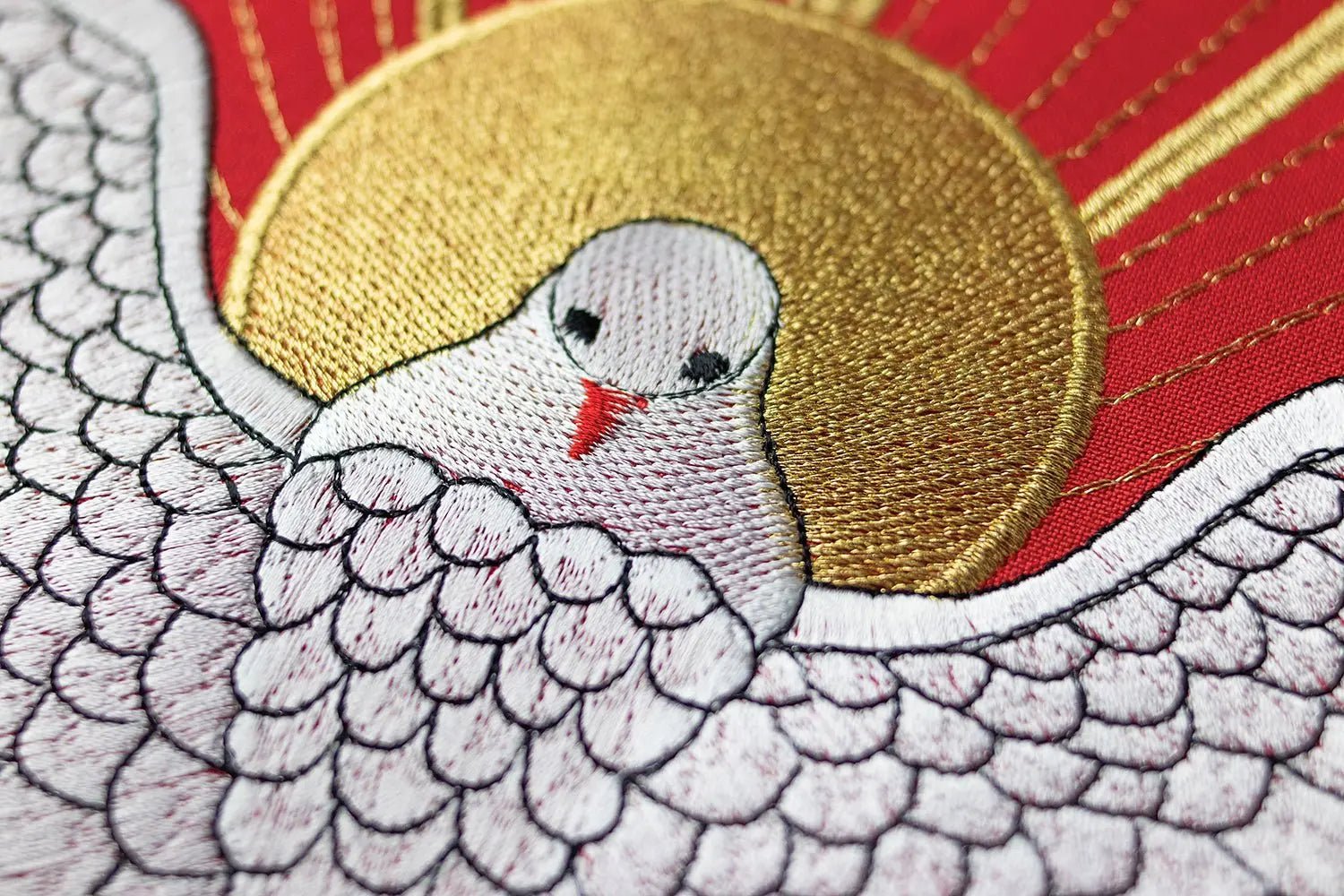 Chasuble brodée avec le Saint-Esprit en rouge