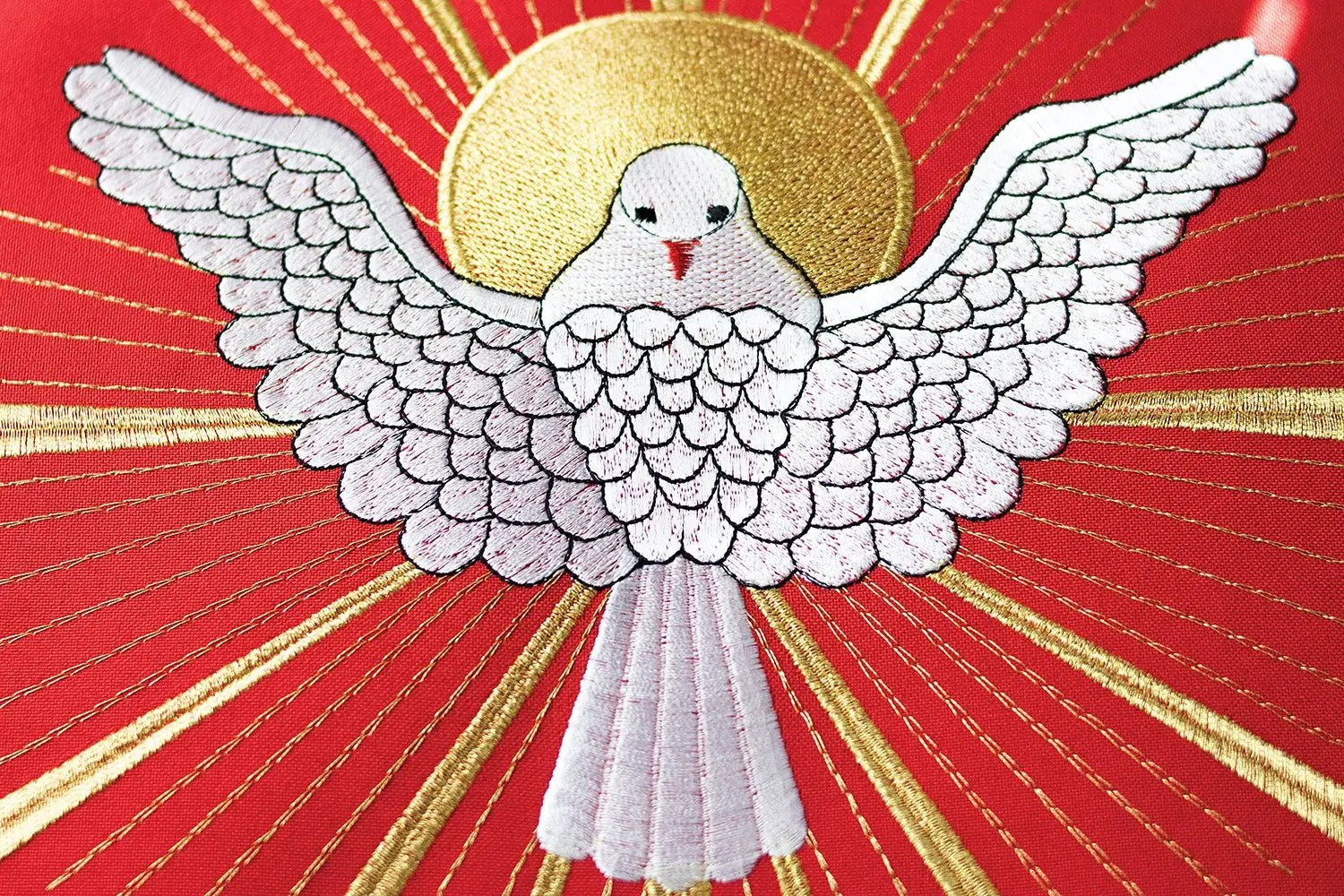 Chasuble brodée avec le Saint-Esprit en rouge