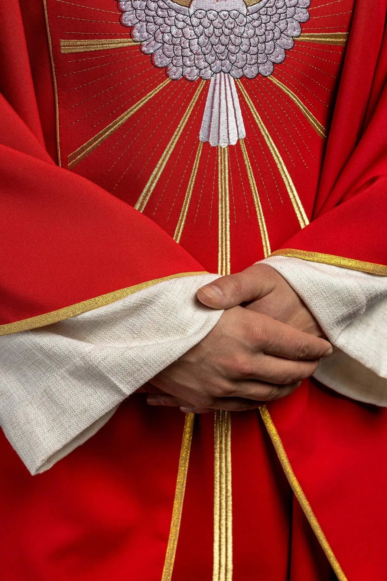 Chasuble brodée avec le Saint-Esprit en rouge
