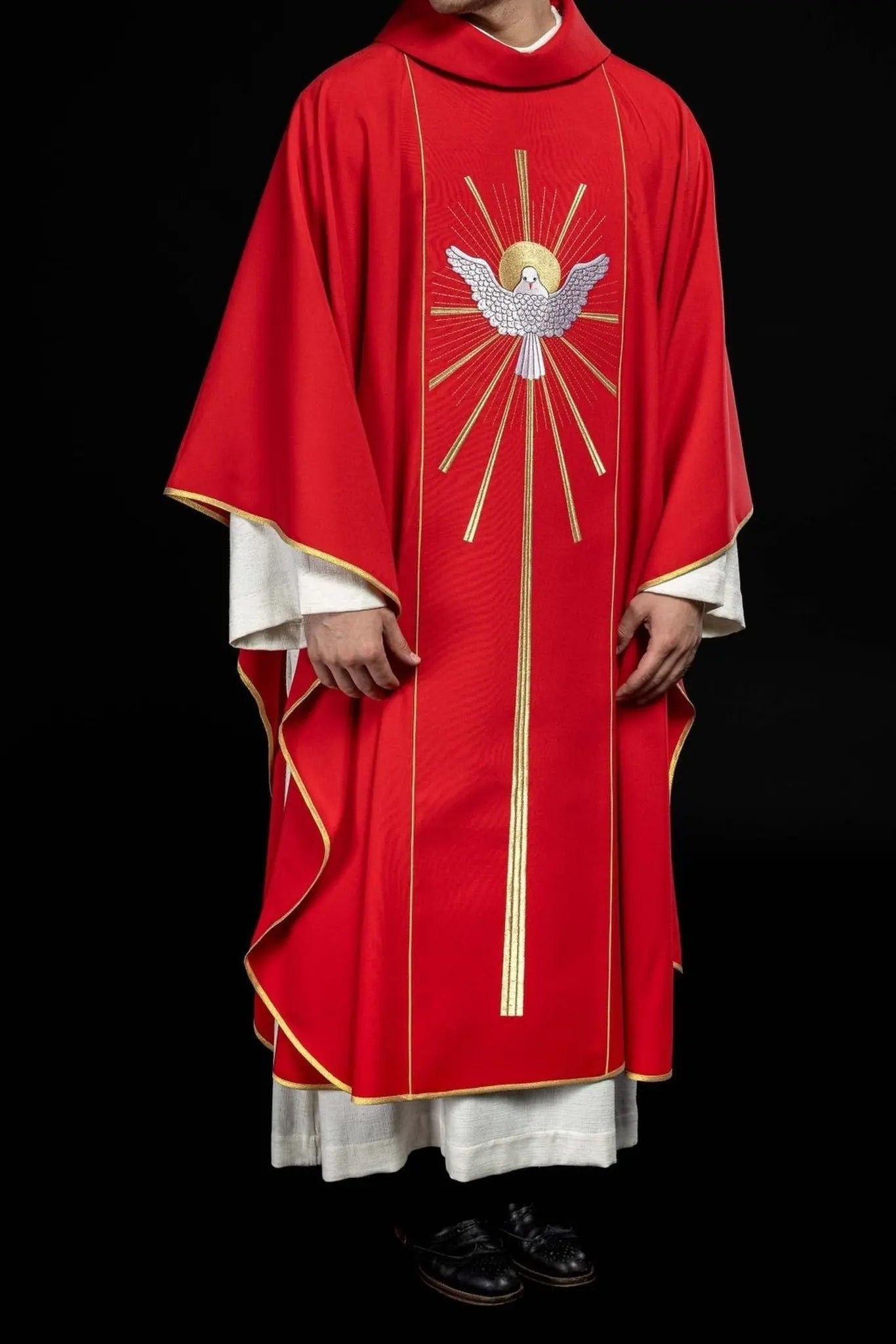 Chasuble brodée avec le Saint-Esprit en rouge