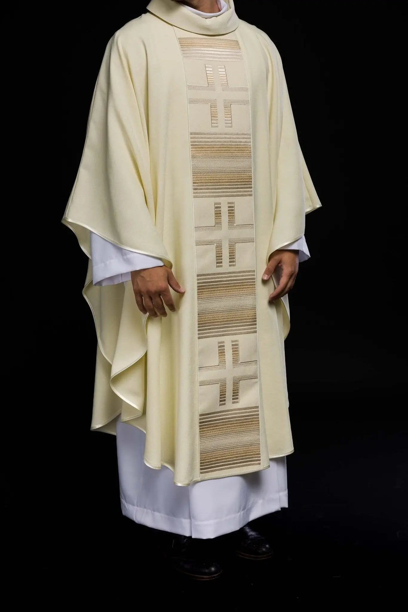Chasuble brodée avec croix