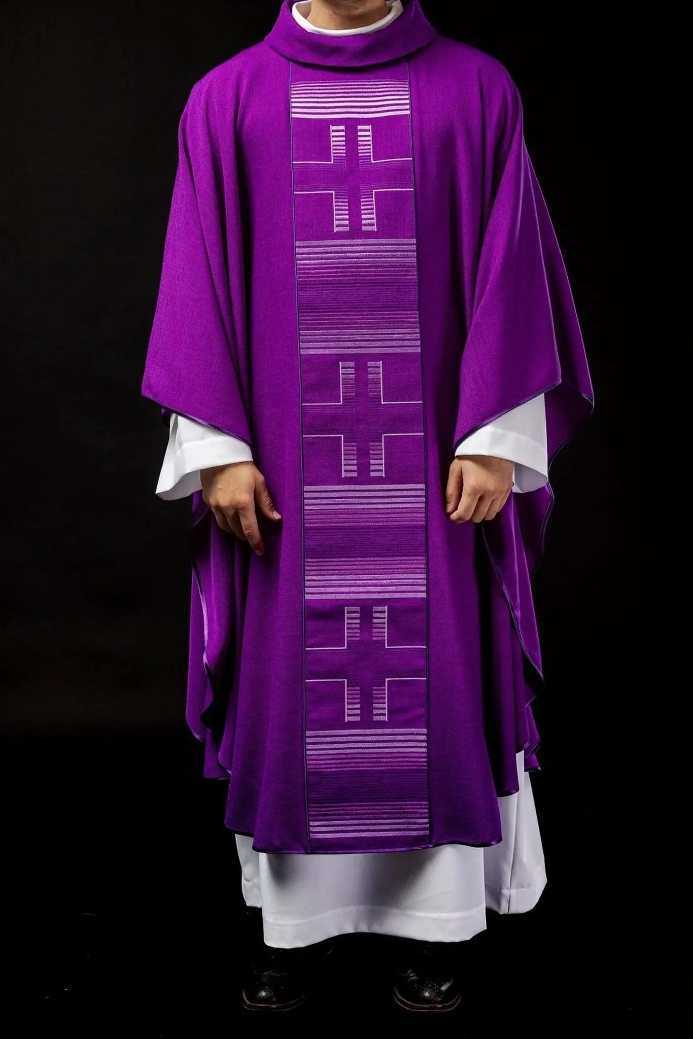 Chasuble brodée avec croix en violet