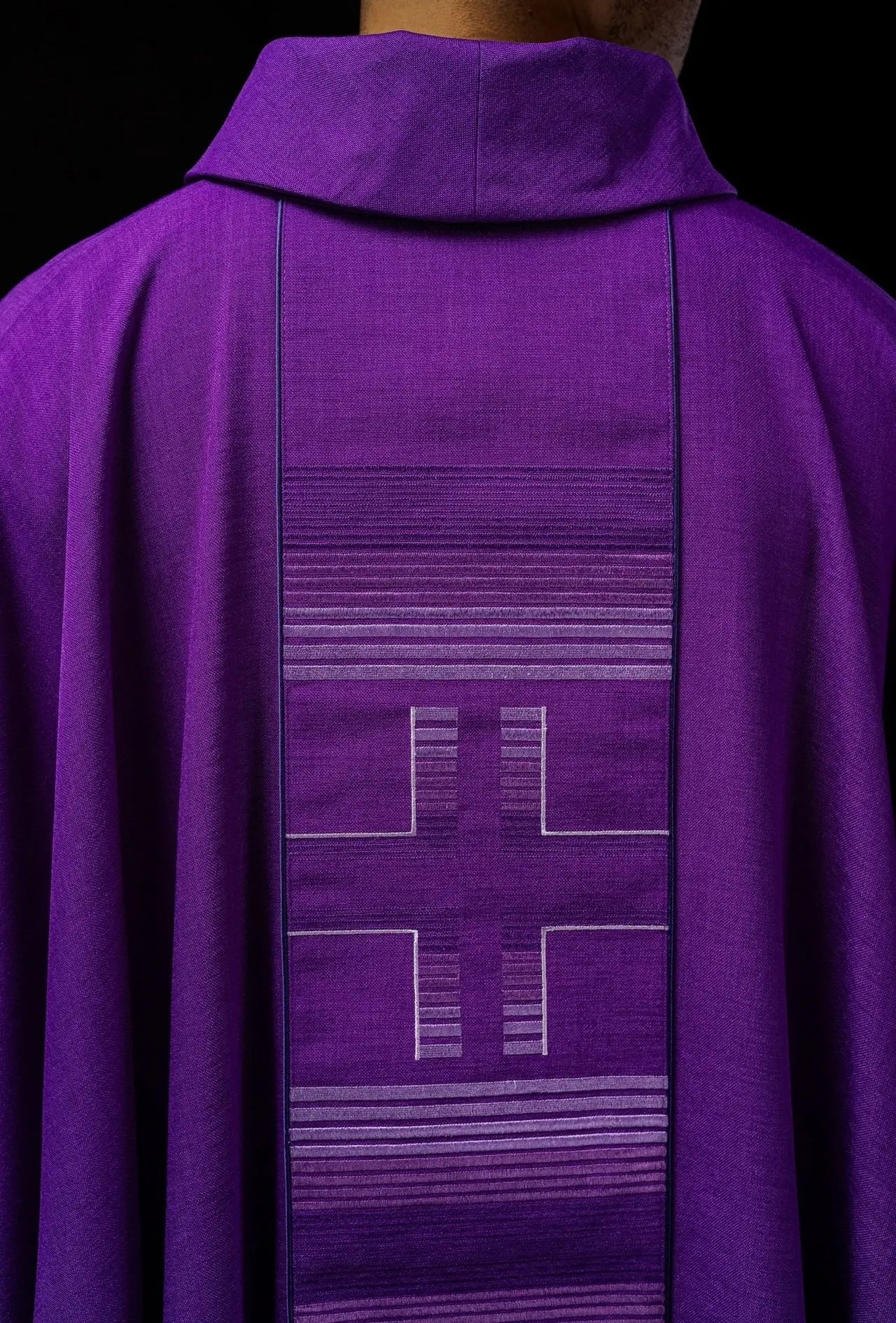 Chasuble brodée avec croix en violet