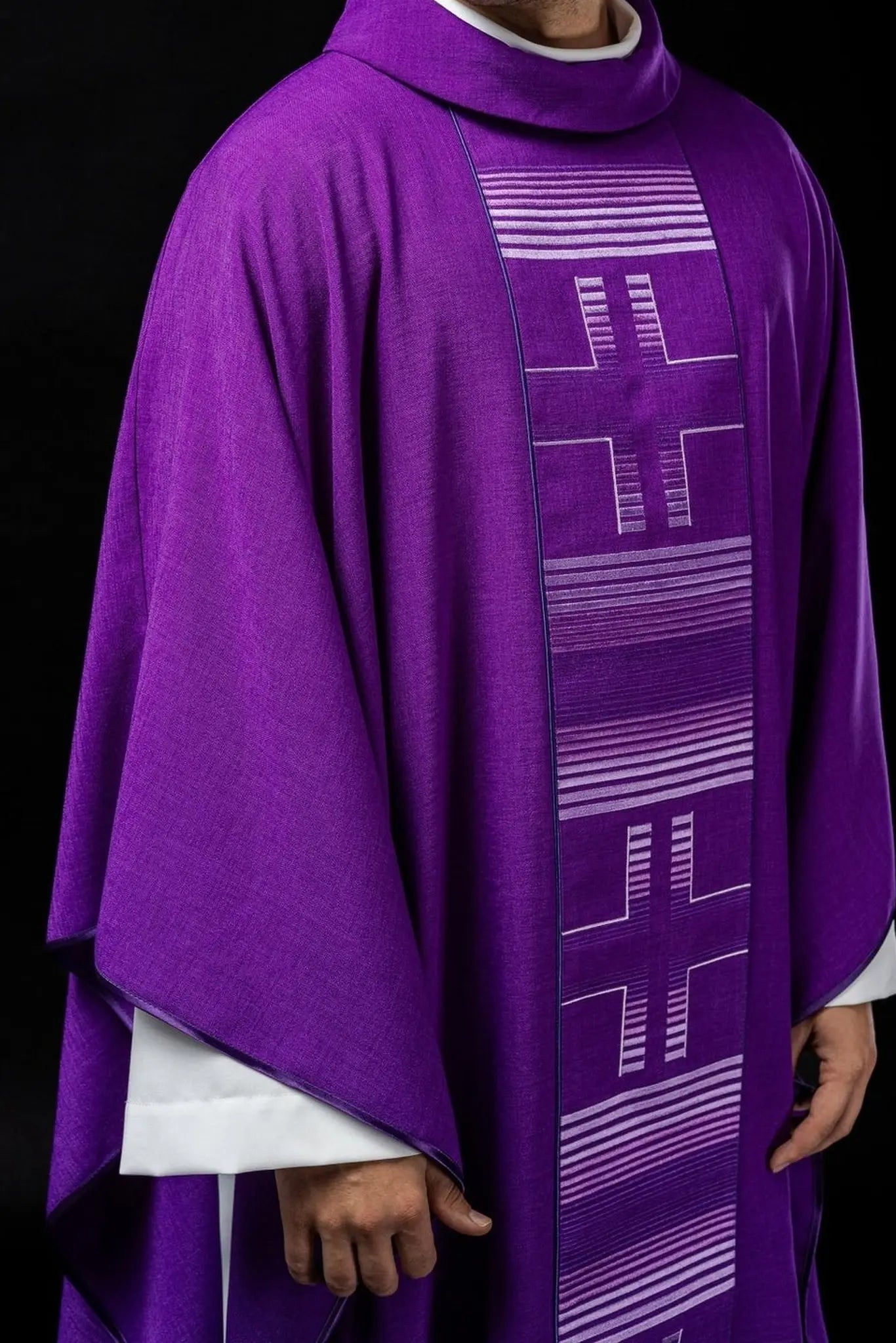 Chasuble brodée avec croix en violet