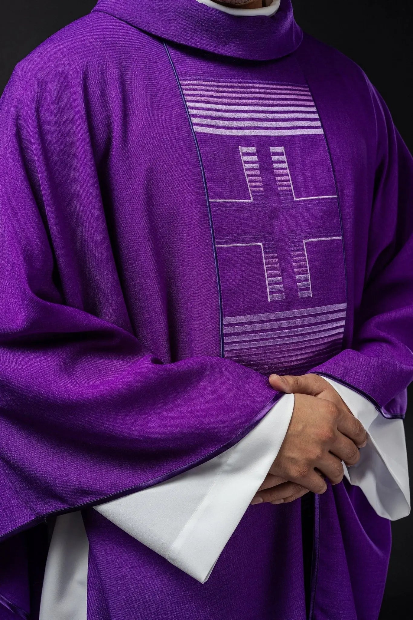 Chasuble brodée avec croix en violet