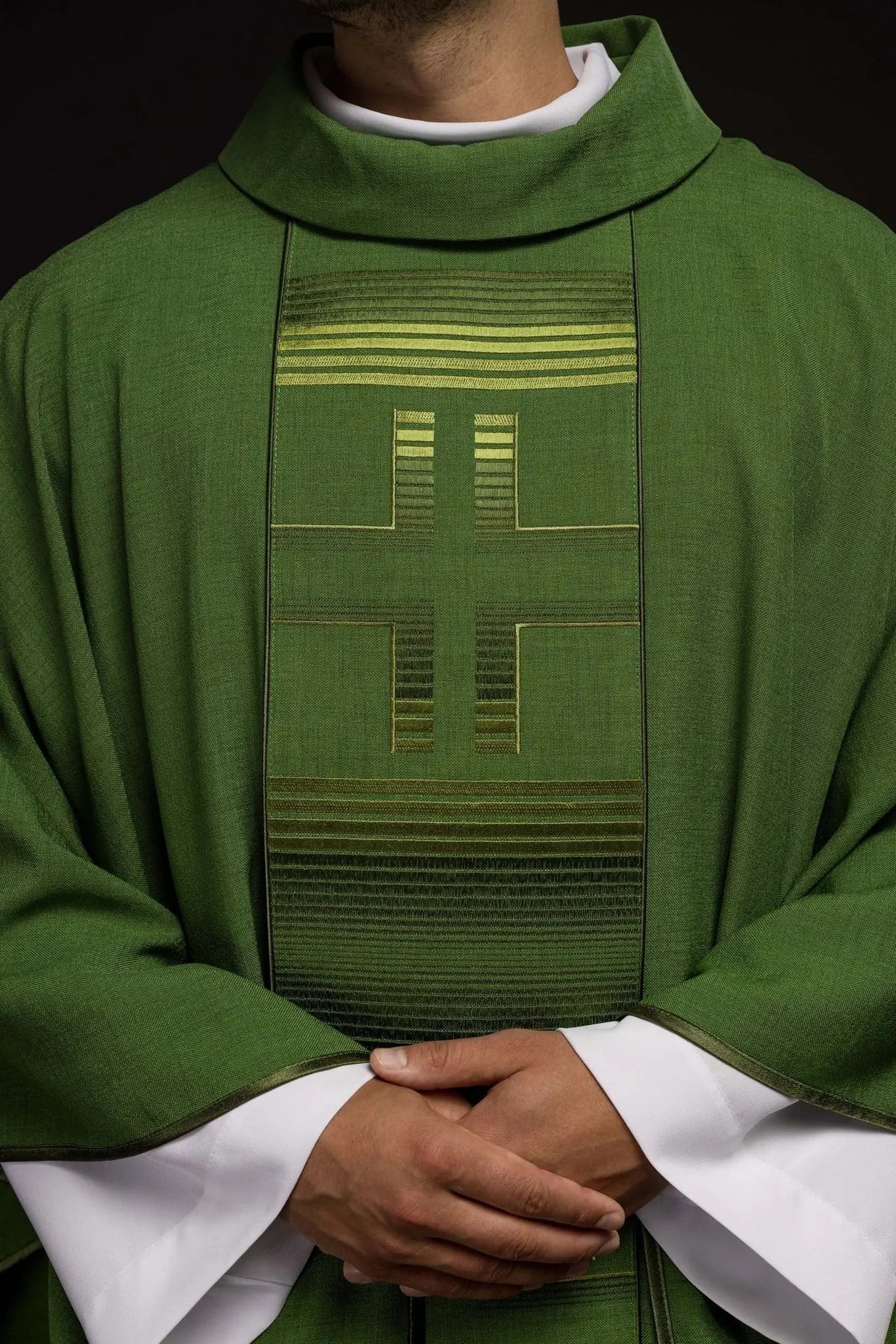 Chasuble brodée avec croix en vert