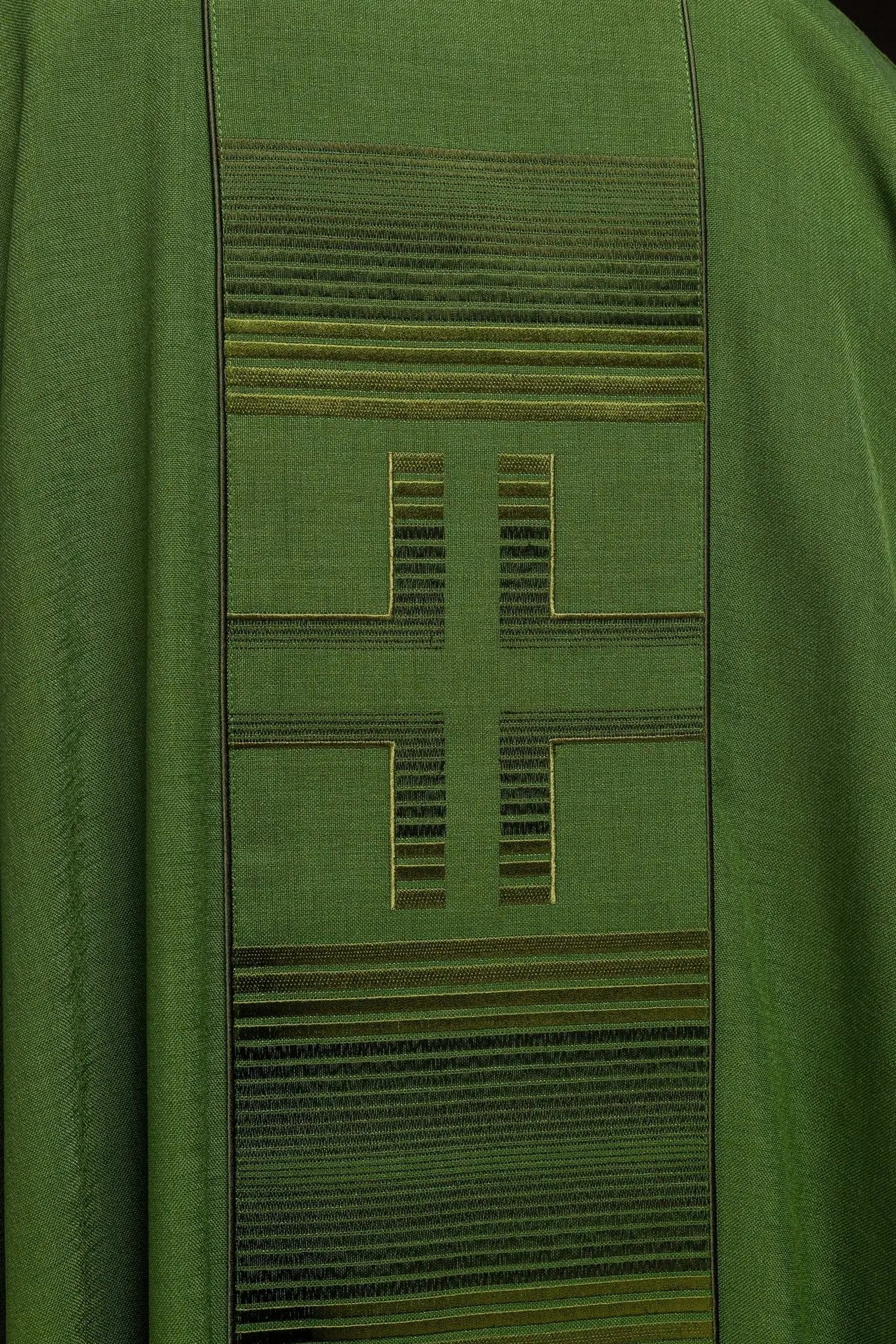 Chasuble brodée avec croix en vert