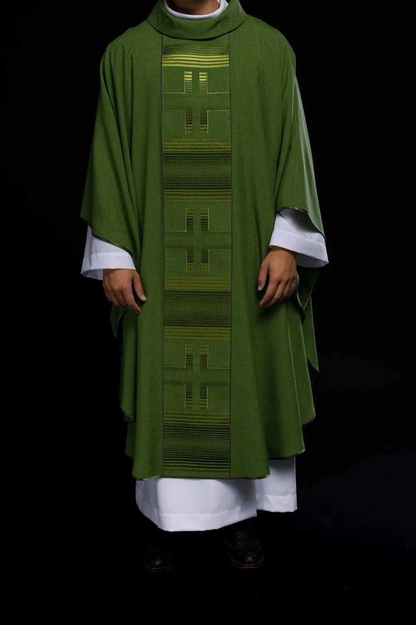 Chasuble brodée avec croix en vert