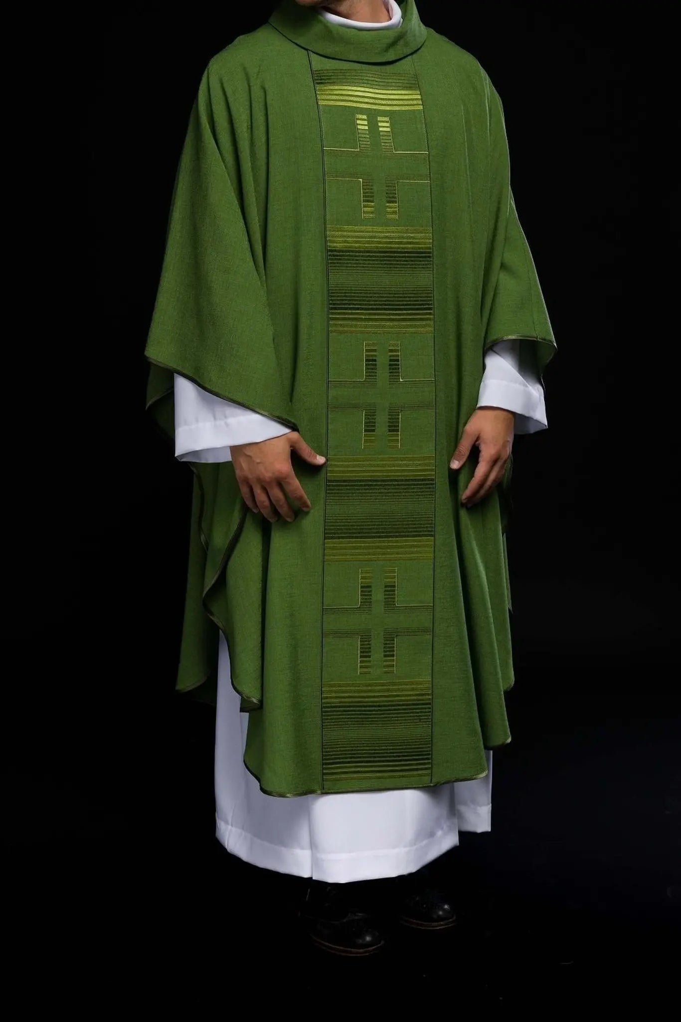 Chasuble brodée avec croix en vert