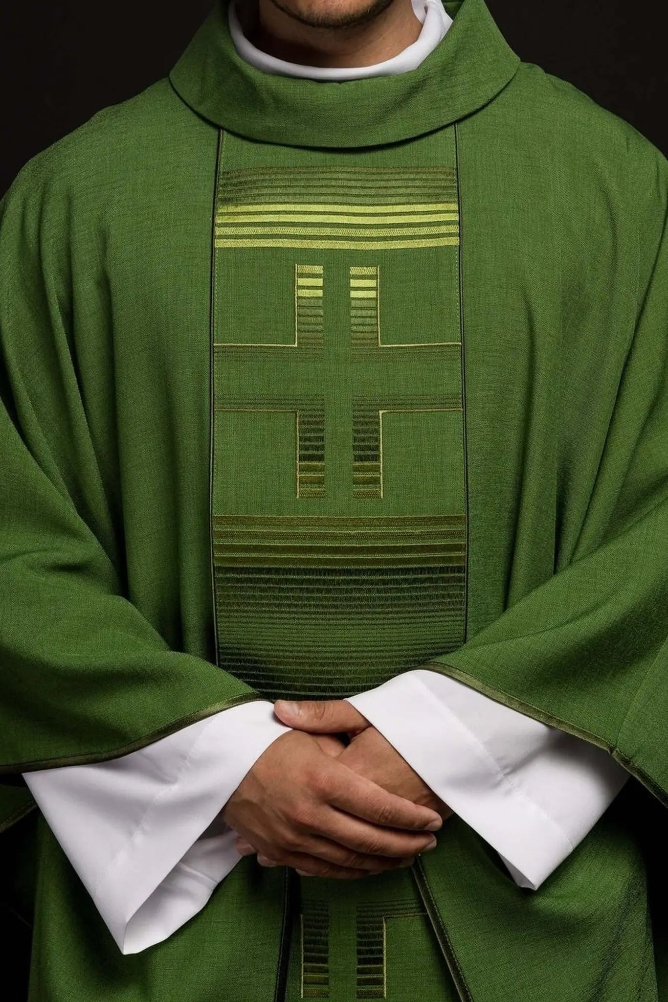 Chasuble brodée avec croix en vert