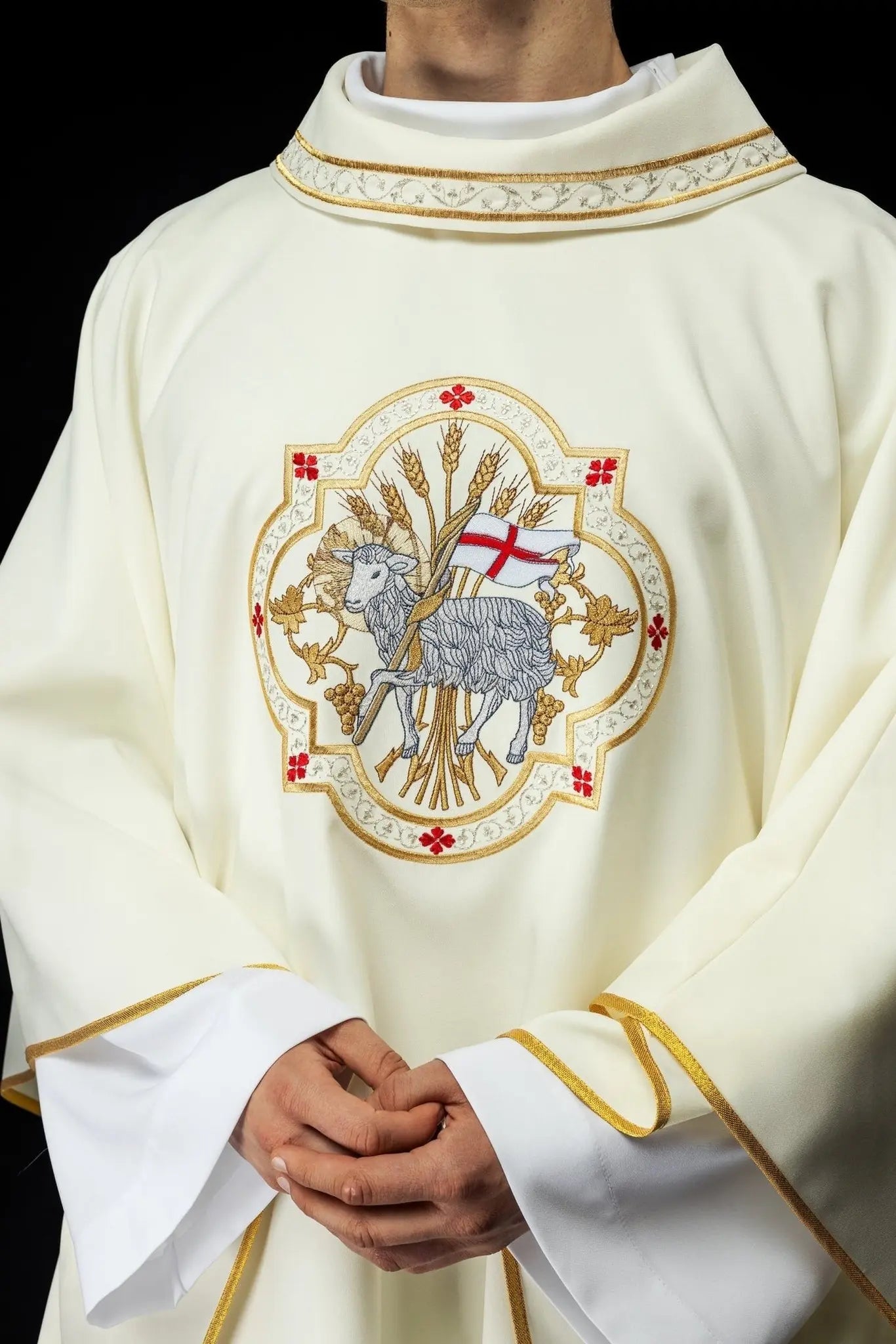 Chasuble brodée avec motif d'agneau en couleur écrue