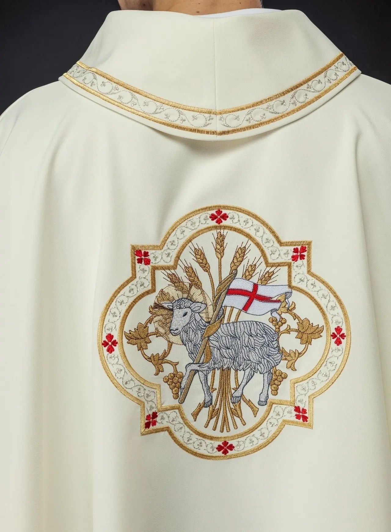 Embroidered chasuble with lamb motif in ecru color