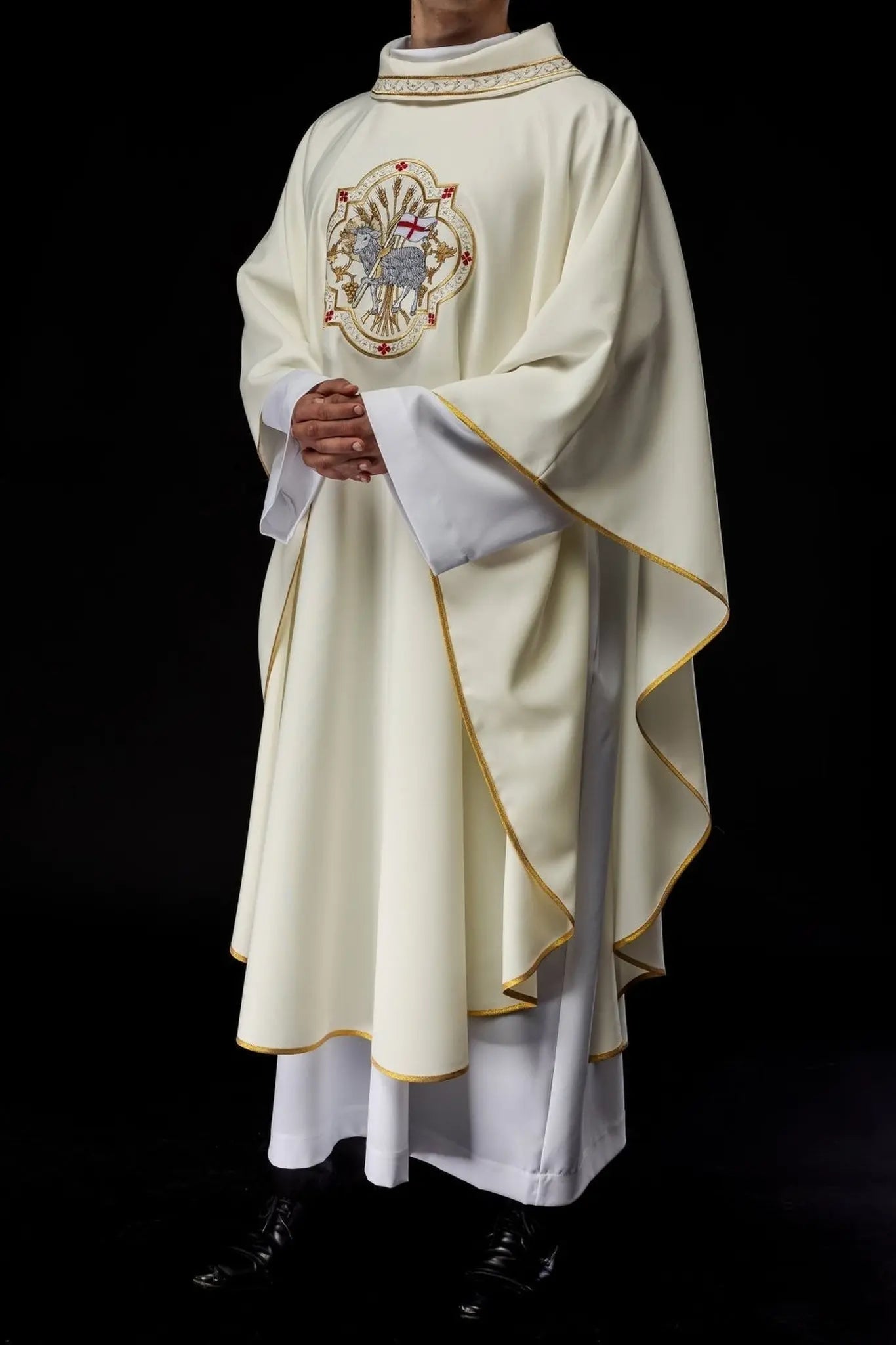 Embroidered chasuble with lamb motif in ecru color
