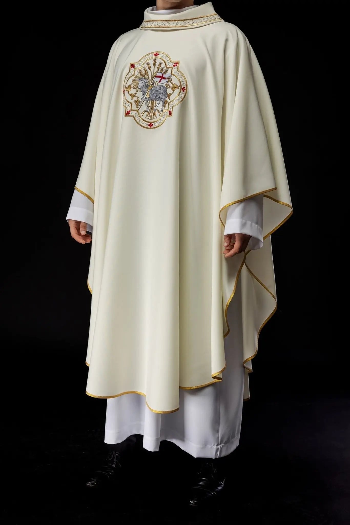 Chasuble brodée avec motif d'agneau en couleur écrue