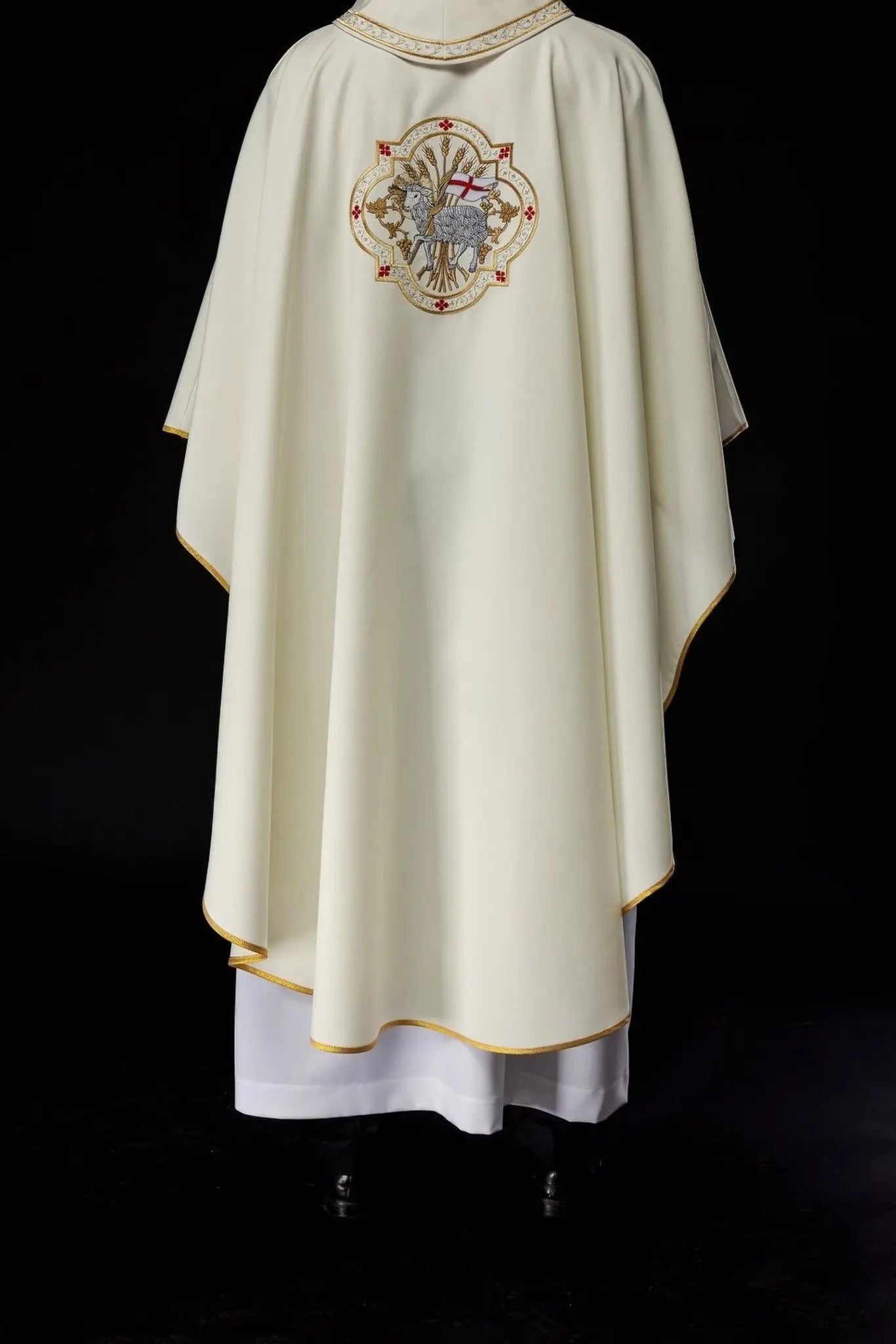 Embroidered chasuble with lamb motif in ecru color