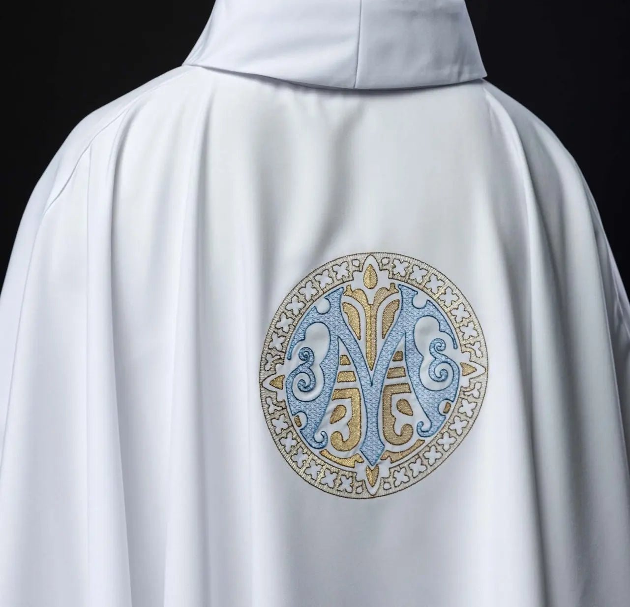 Chasuble mariale brodée – blanche