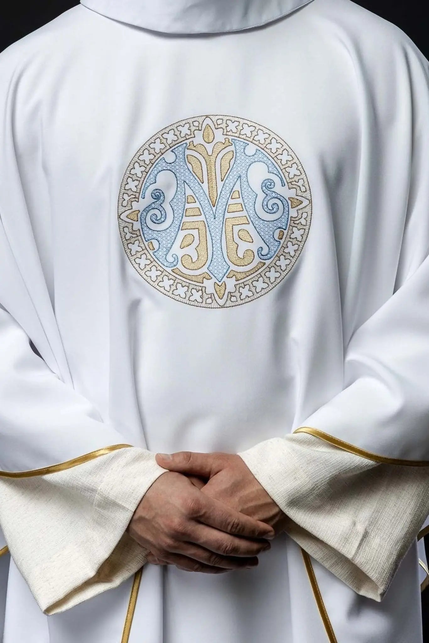 Chasuble mariale brodée – blanche