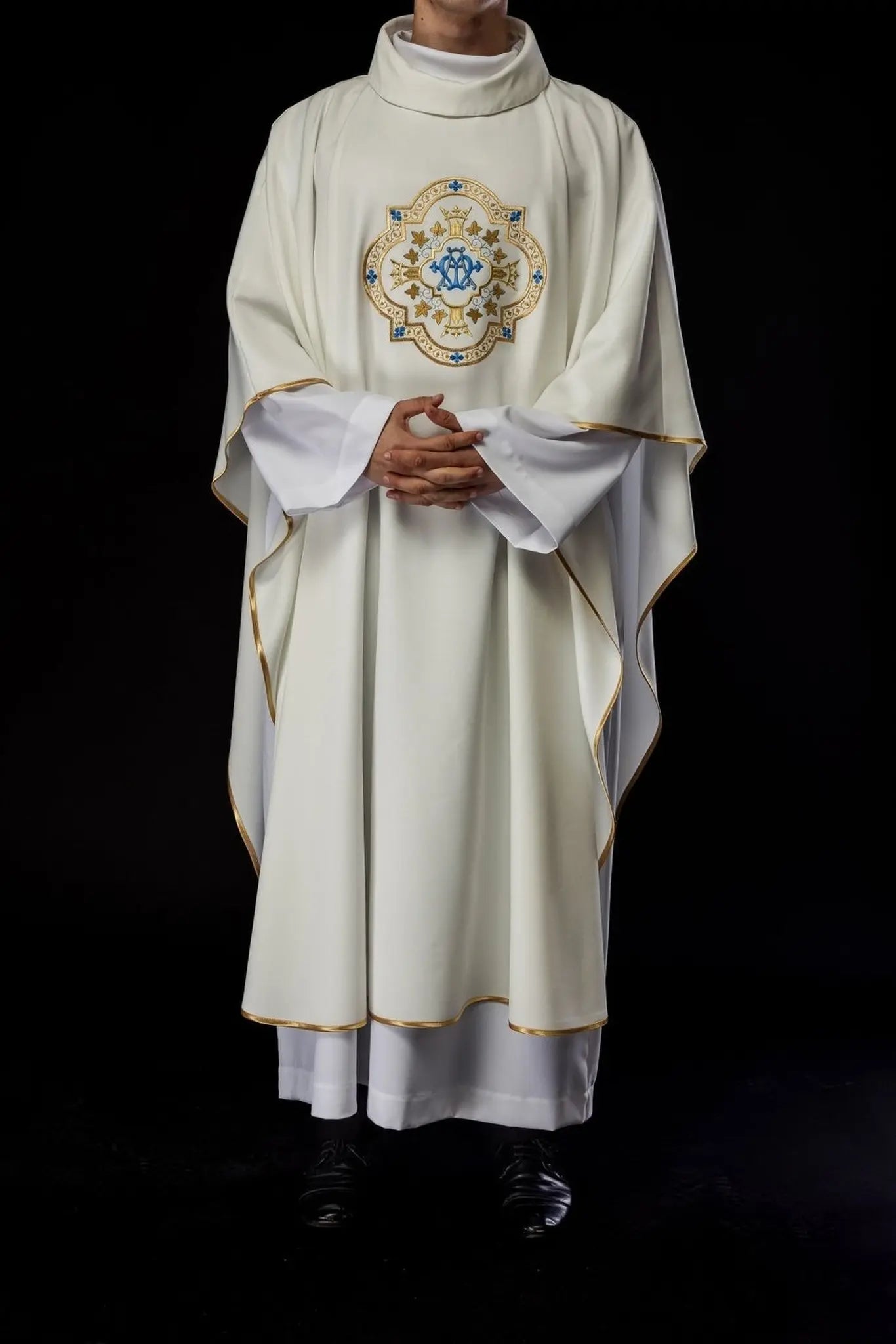 Embroidered chasuble with Marian motif ecru