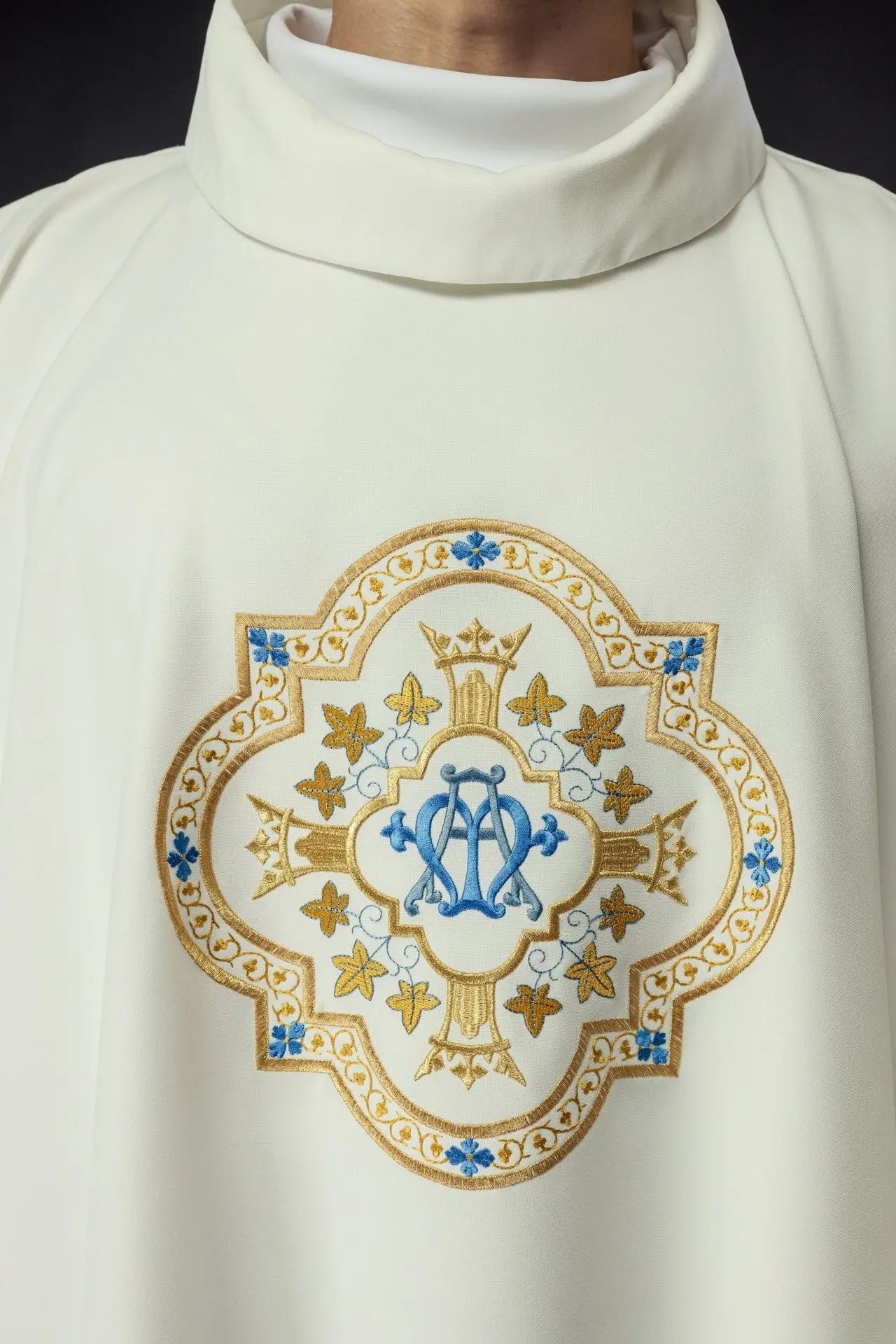 Chasuble brodée avec motif marial écru