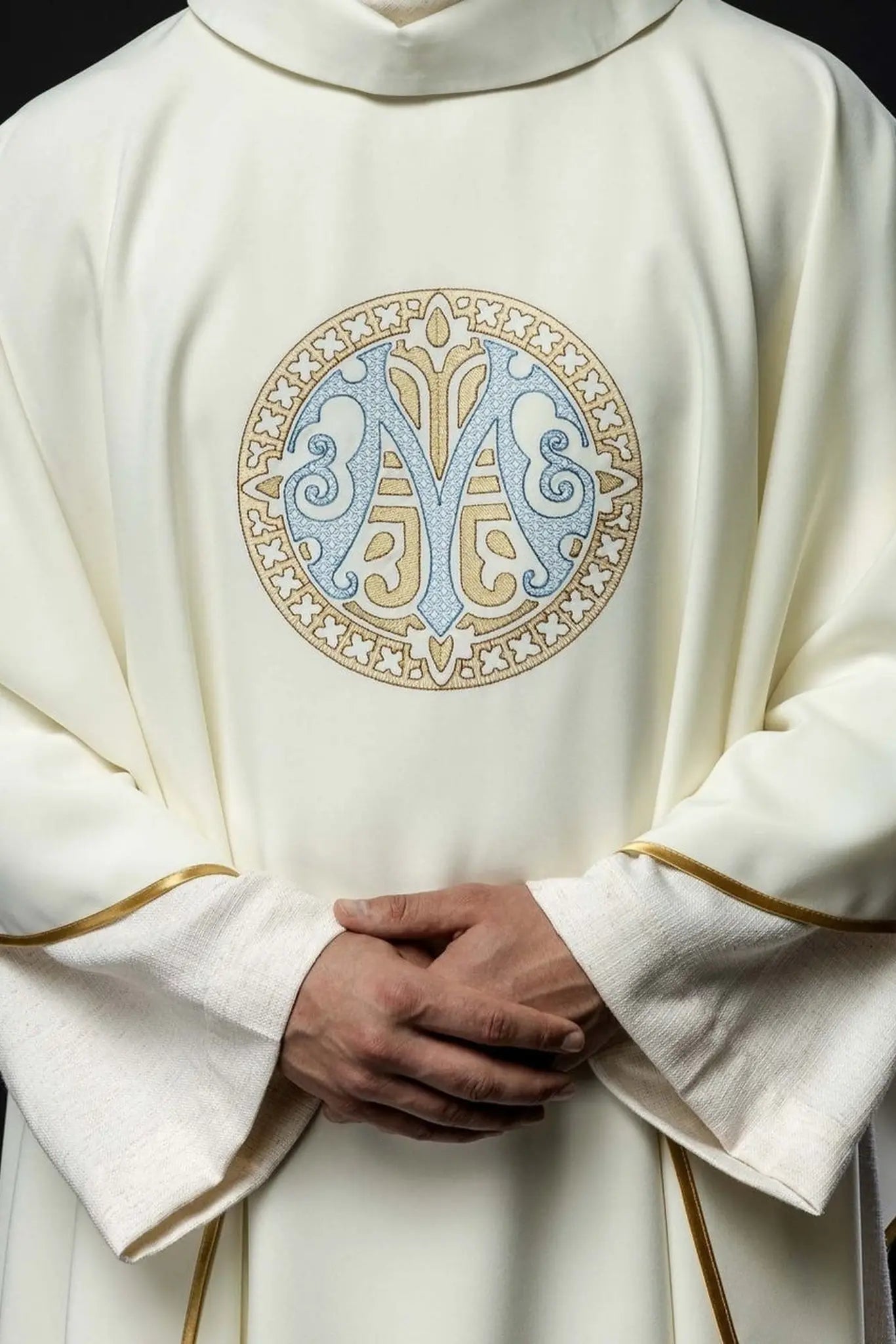 Chasuble mariale brodée – Écru