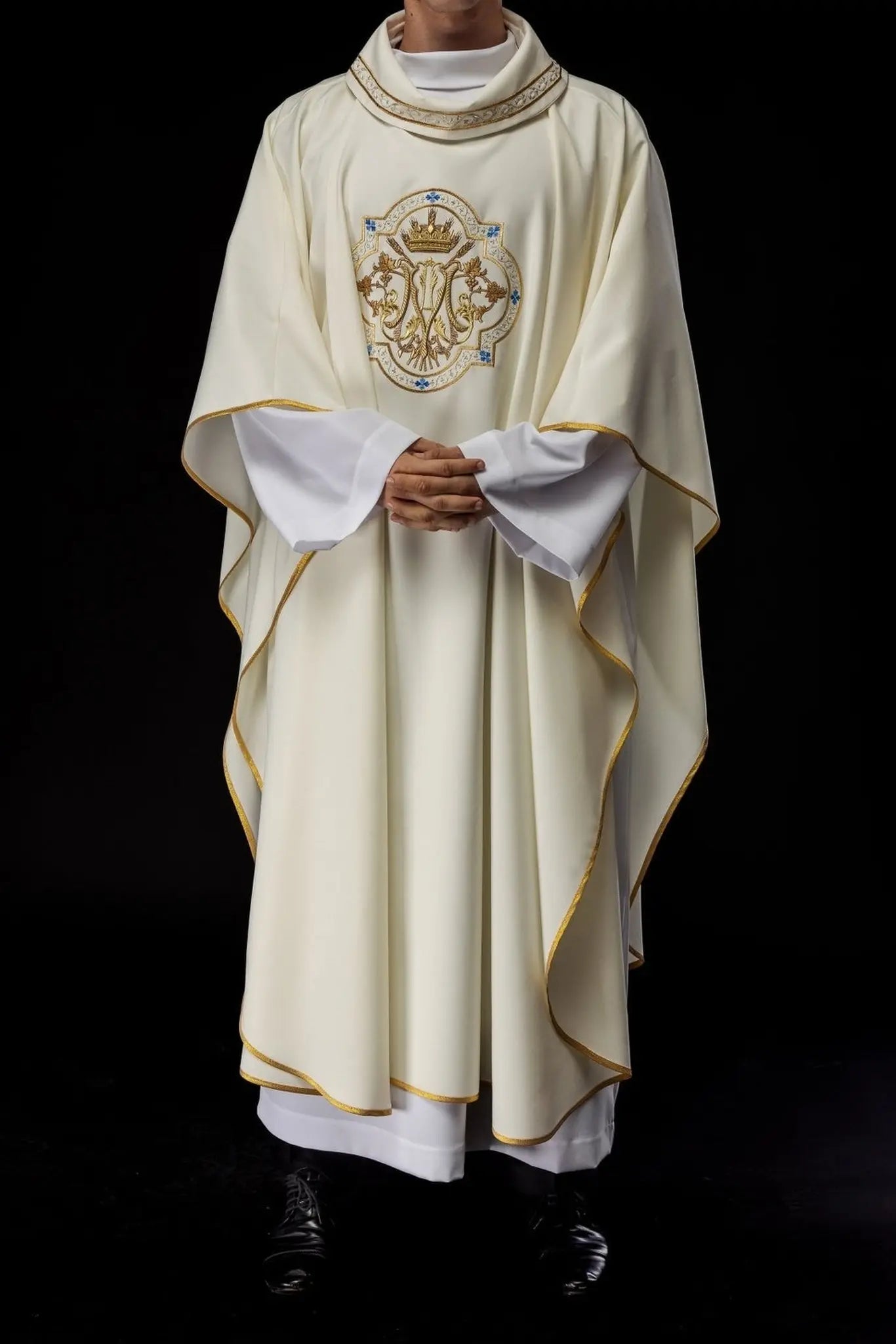 Chasuble brodée avec motif marial écru