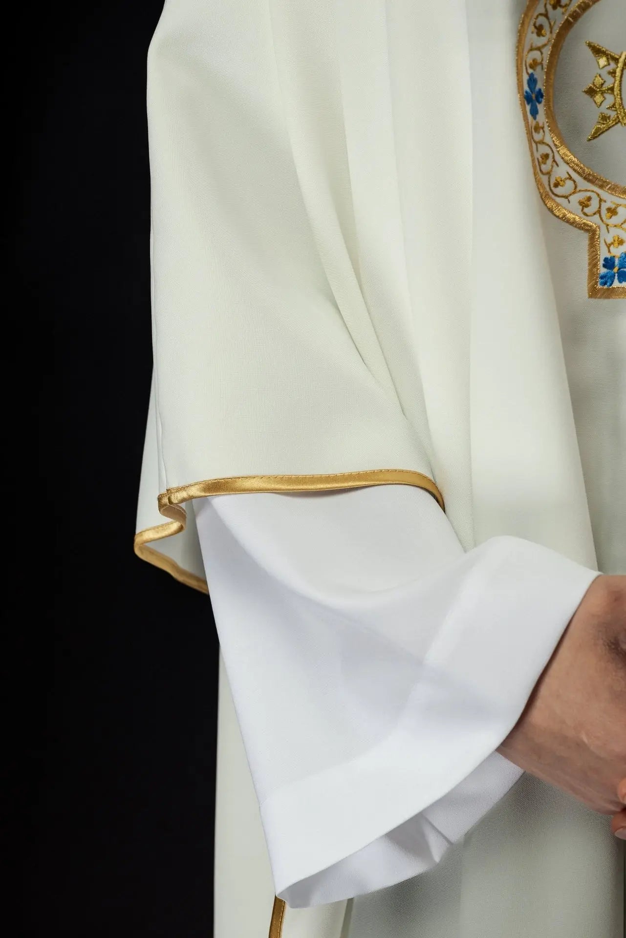 Embroidered chasuble with Marian motif ecru