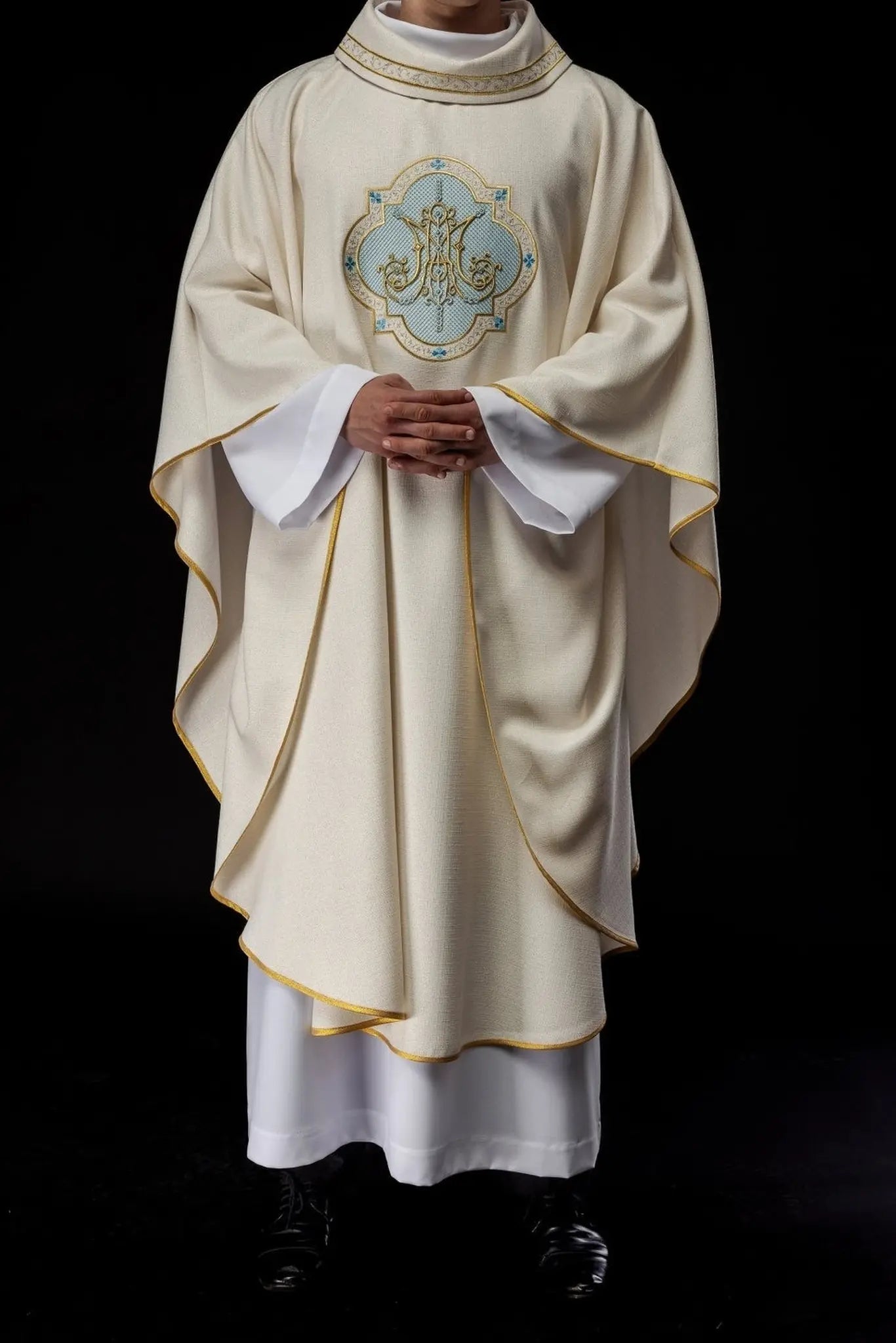 Chasuble brodée avec motif marial écru