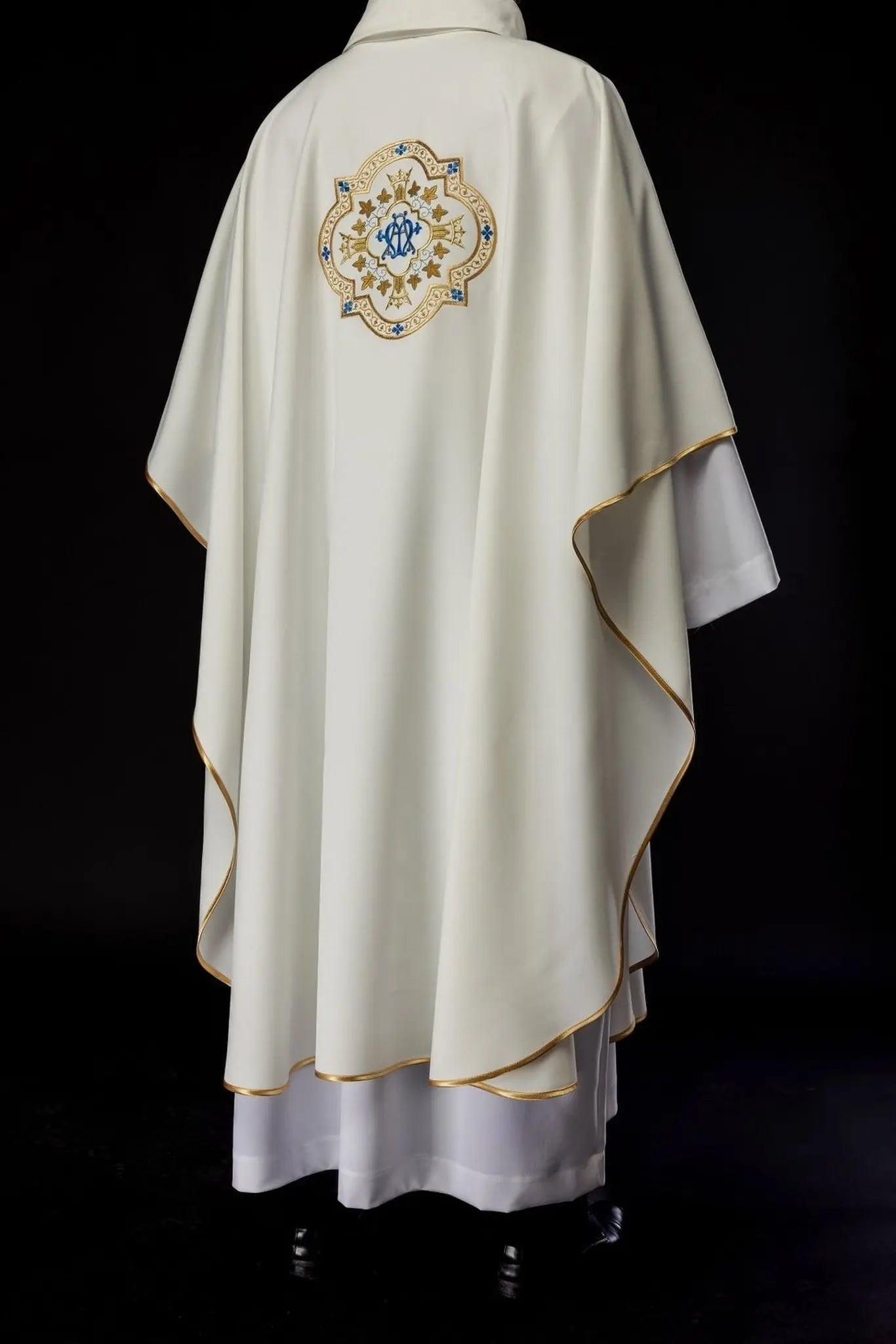 Embroidered chasuble with Marian motif ecru
