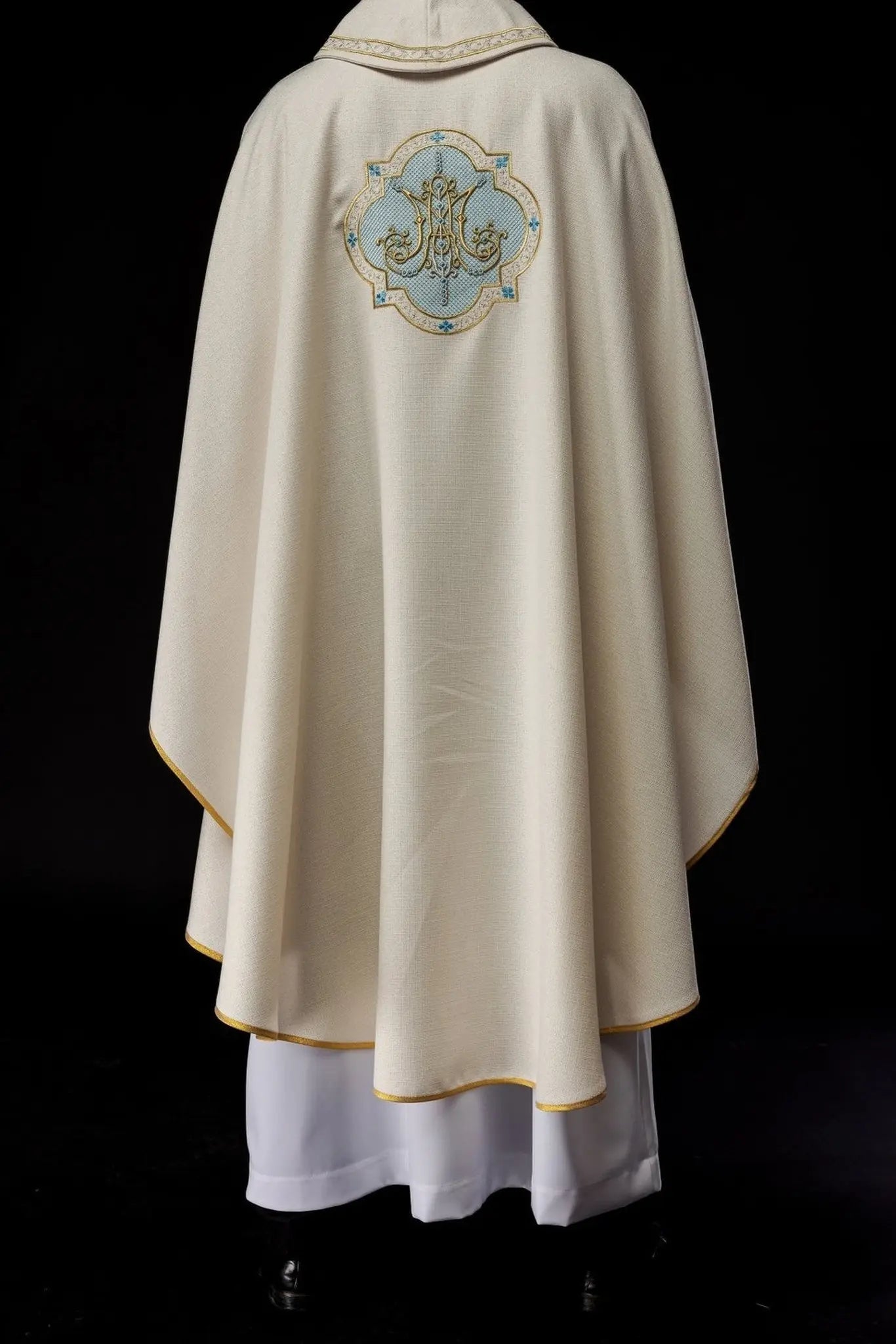 Chasuble brodée avec motif marial écru