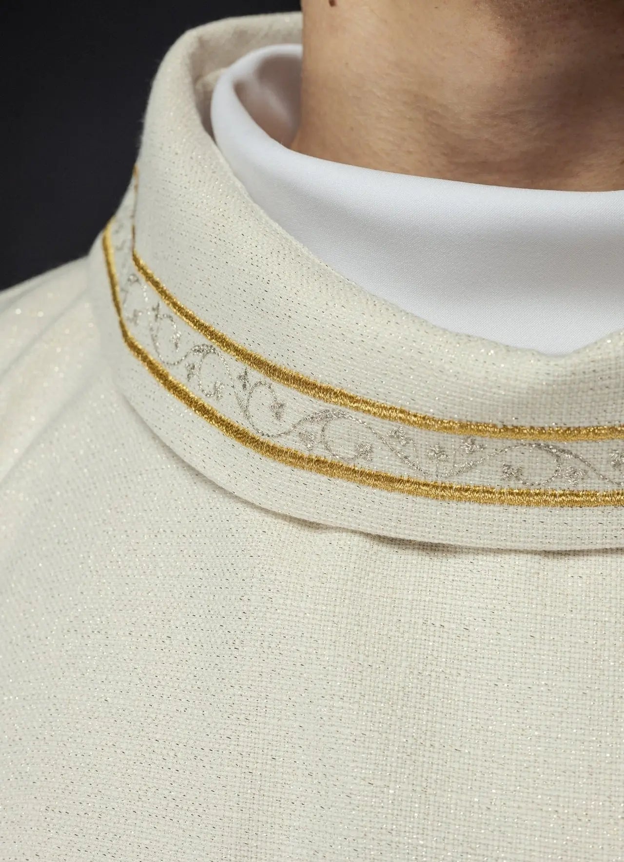 Chasuble brodée avec motif marial écru