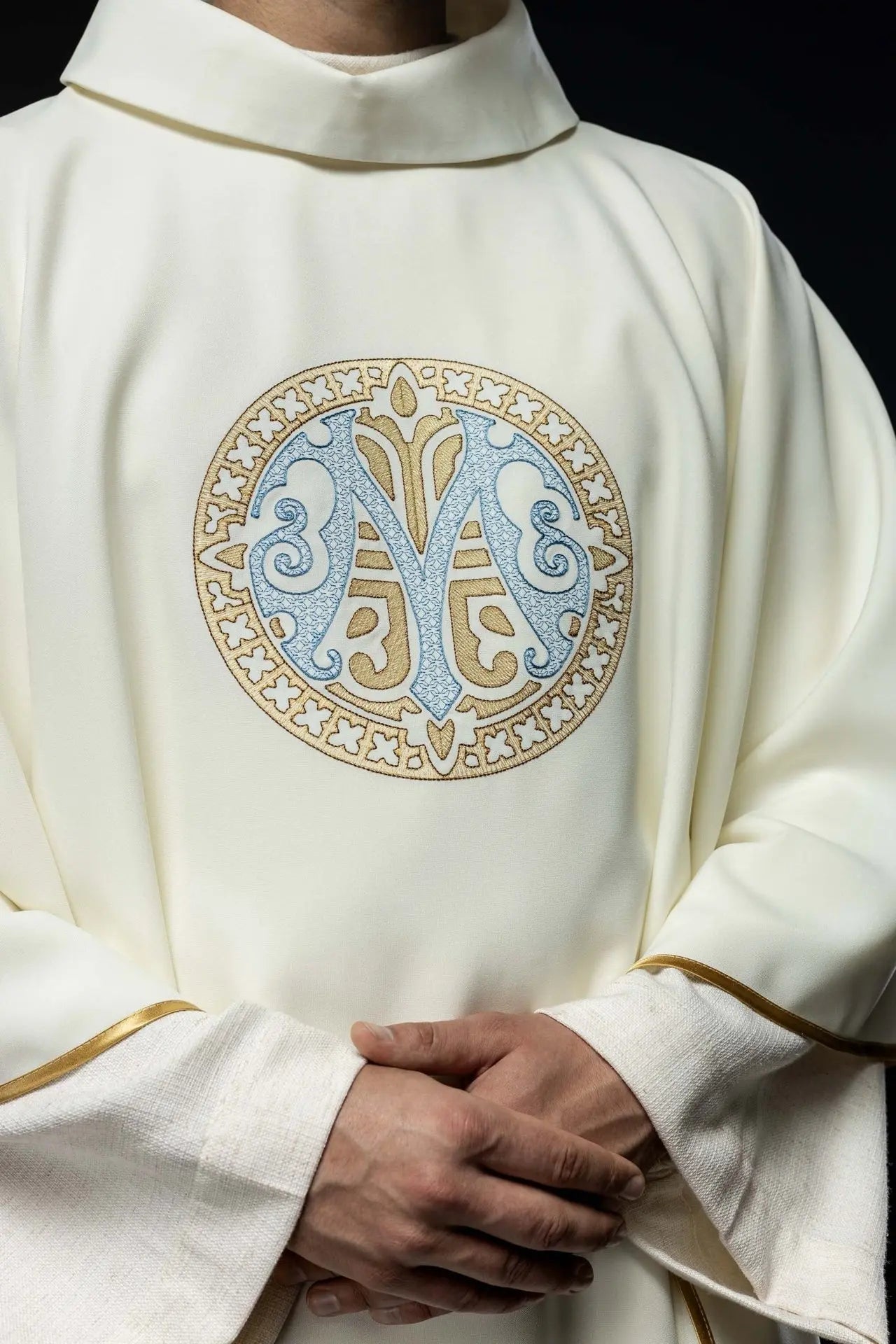 Chasuble mariale brodée – Écru
