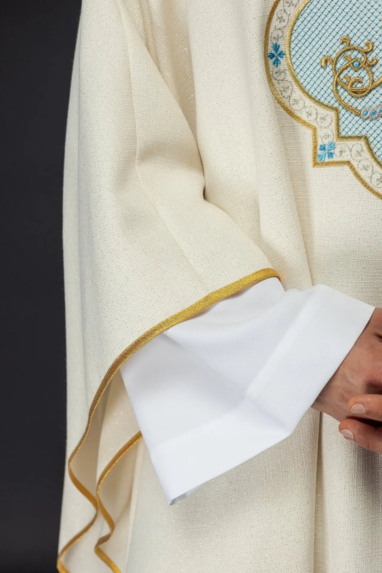 Chasuble brodée avec motif marial écru