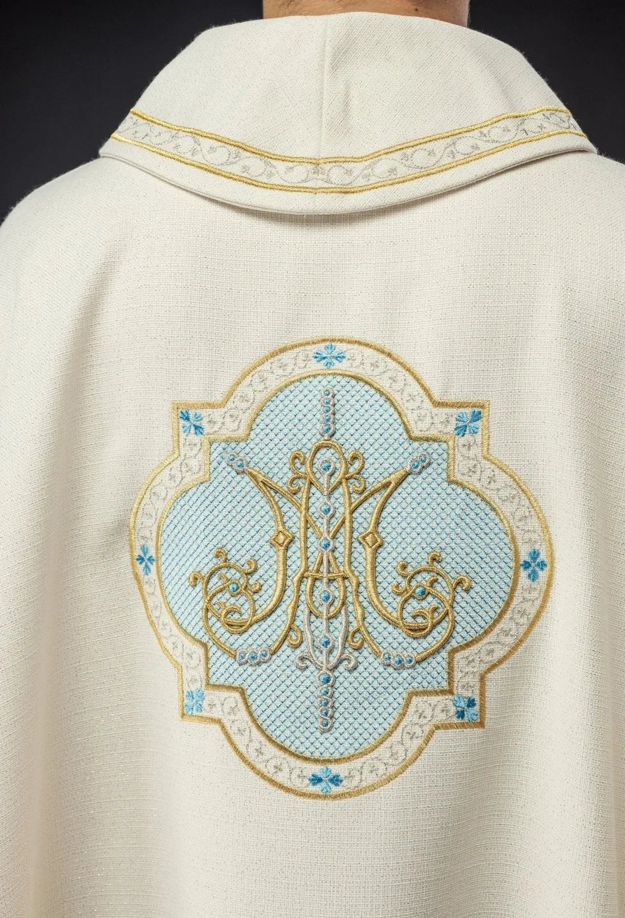 Chasuble brodée avec motif marial écru