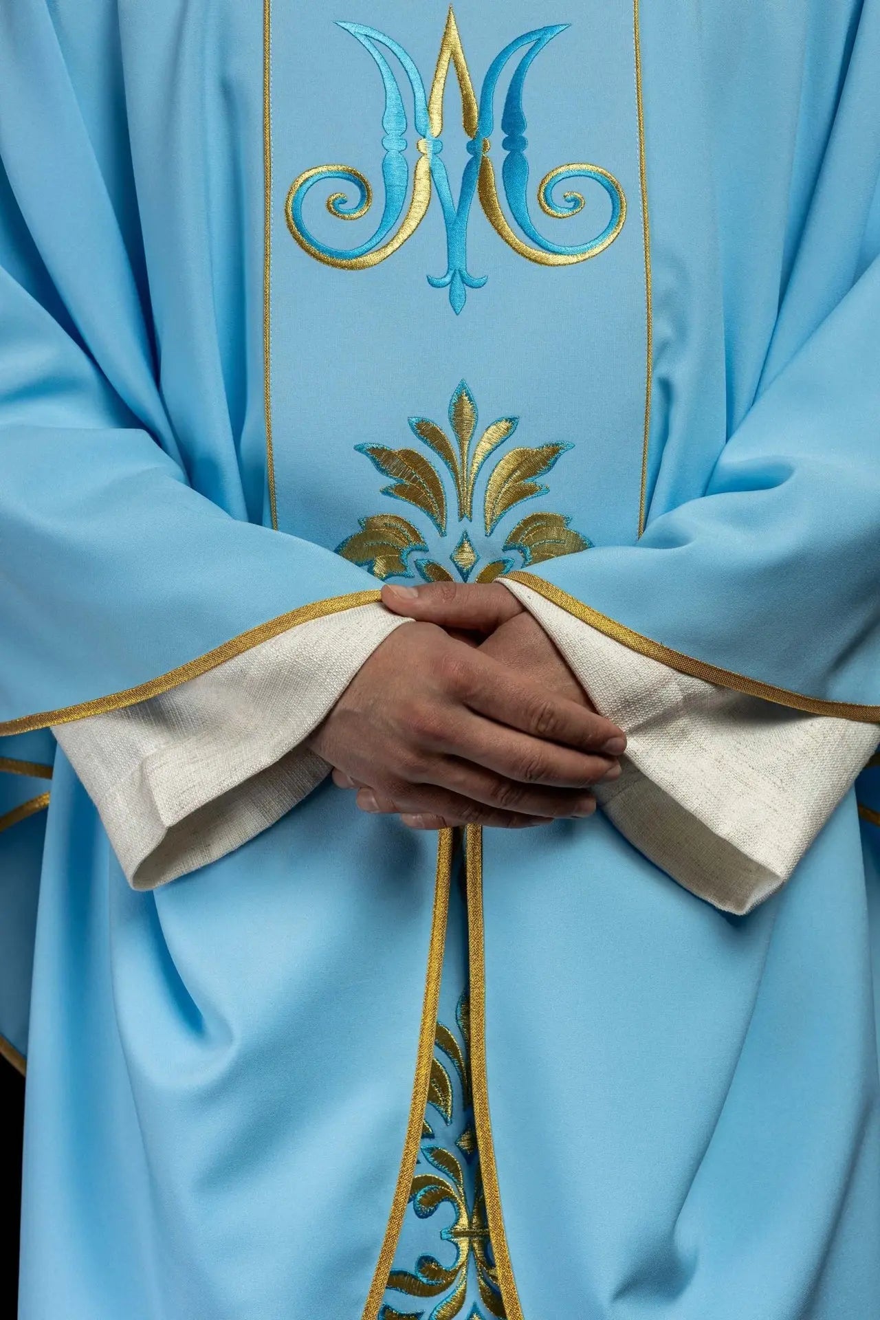 Chasuble brodée avec motif marial bleu