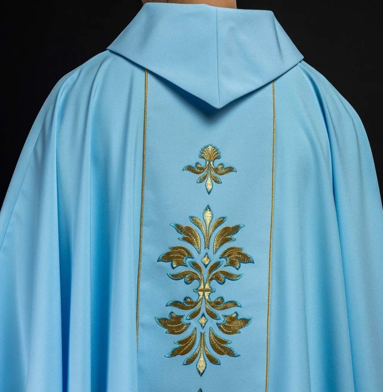 Chasuble brodée avec motif marial bleu