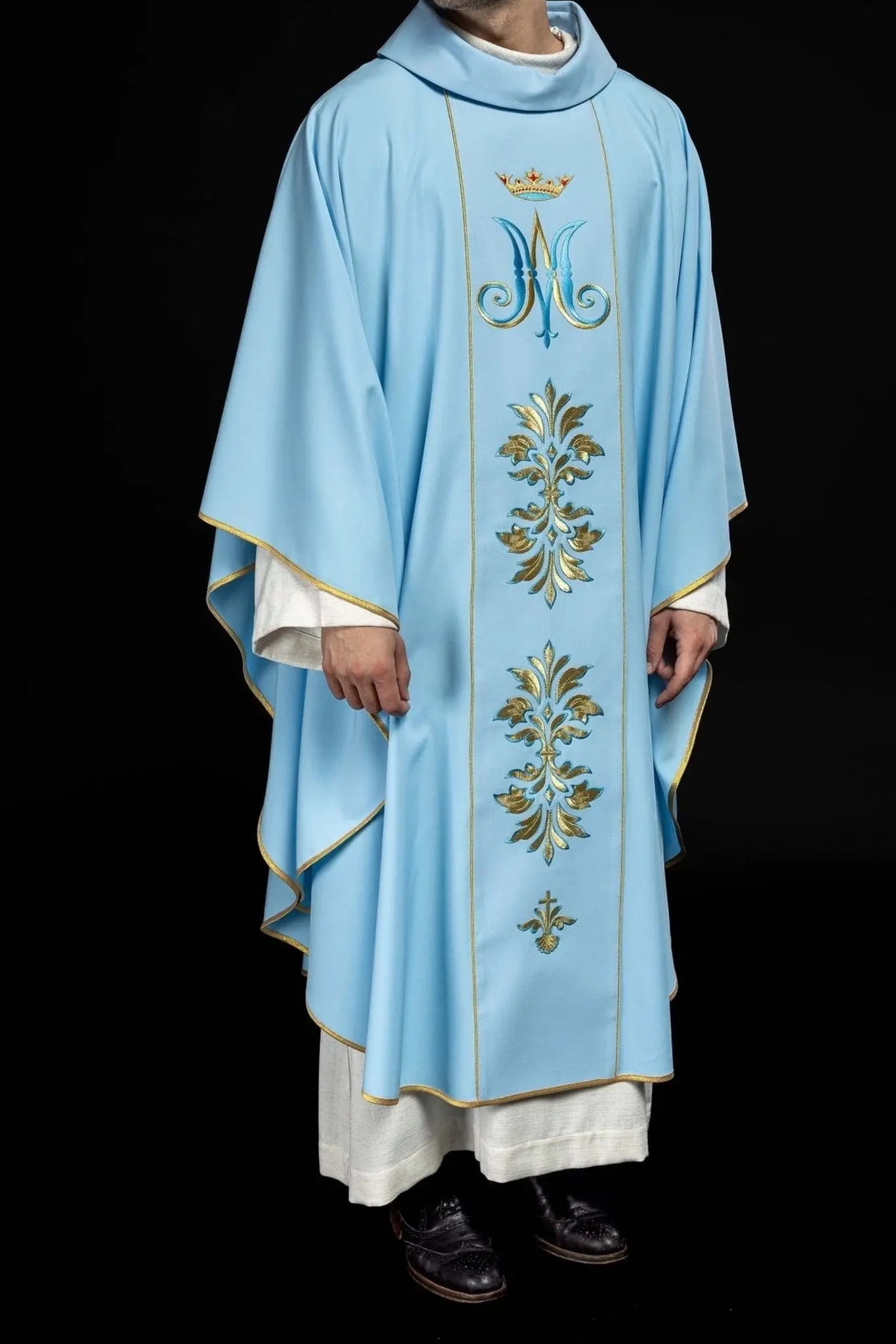 Embroidered chasuble with Marian motif Blue