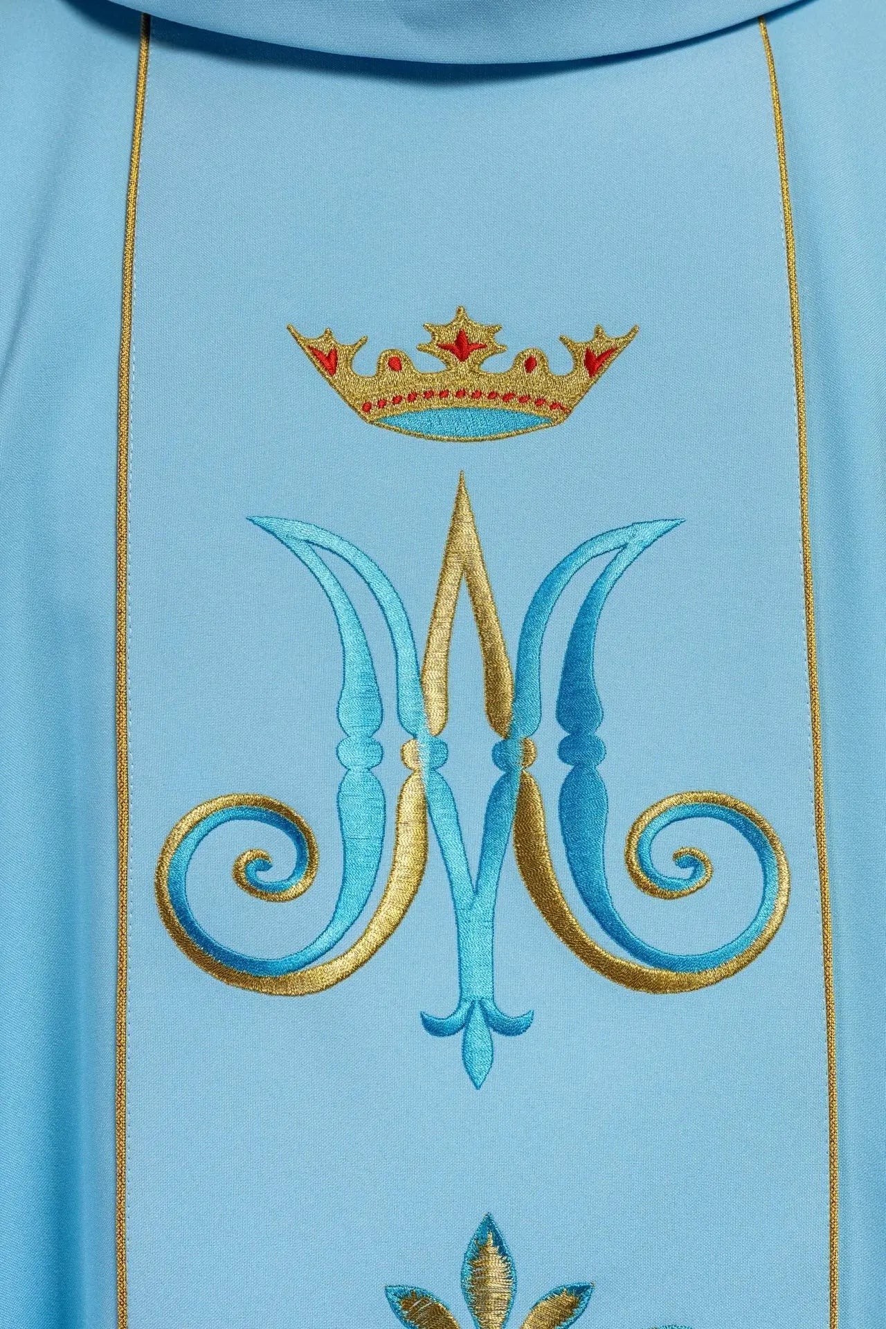 Chasuble brodée avec motif marial bleu