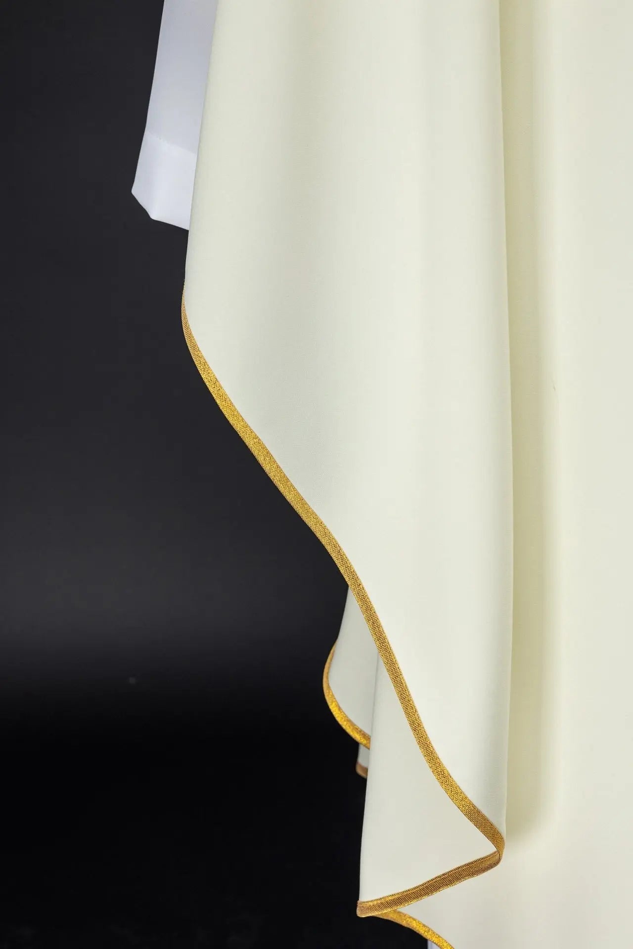 Embroidered chasuble with Pelican motif ecru
