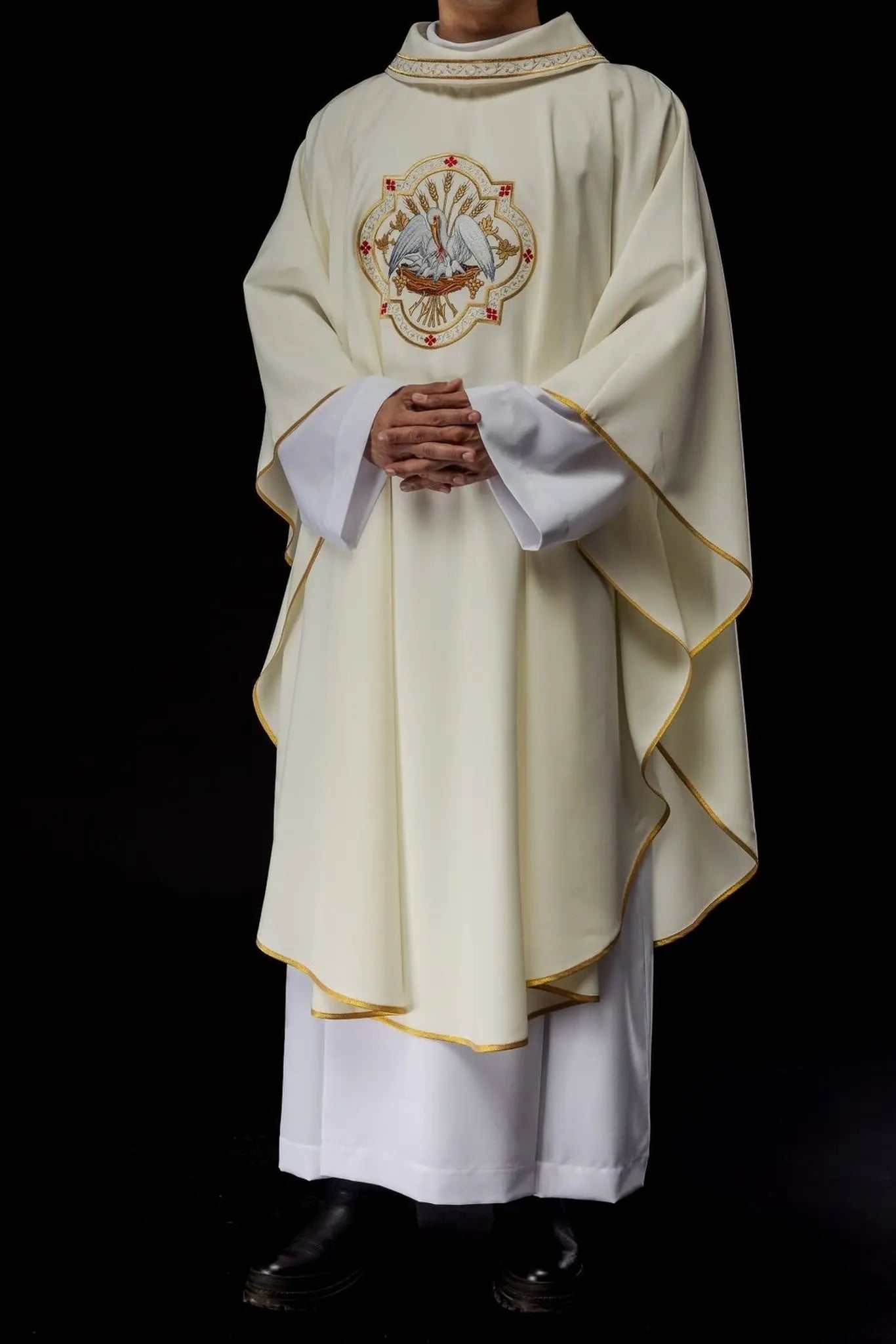 Embroidered chasuble with Pelican motif ecru