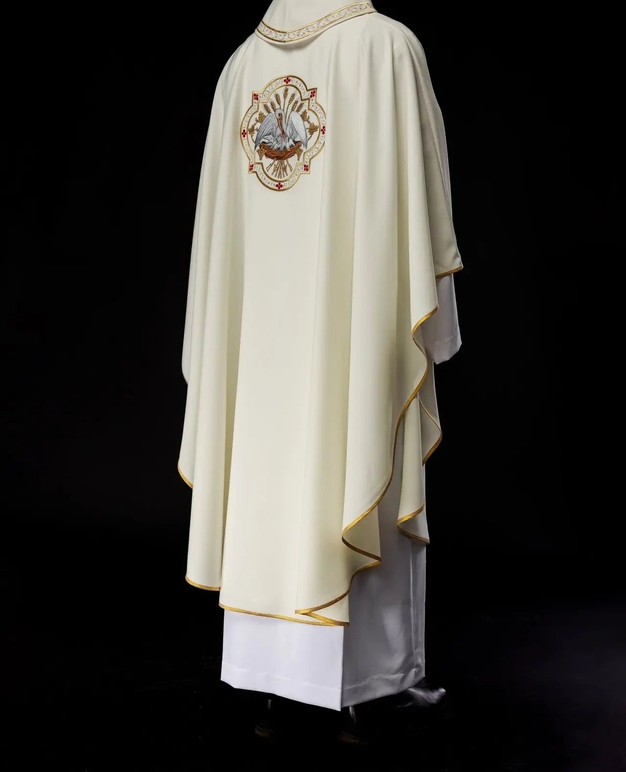 Embroidered chasuble with Pelican motif ecru