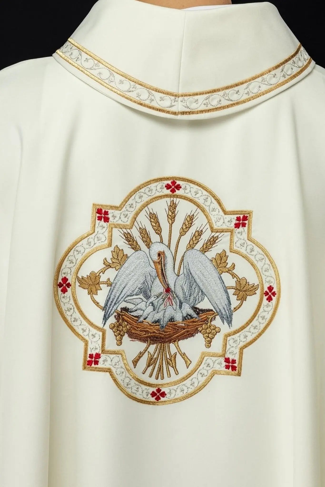 Embroidered chasuble with Pelican motif ecru